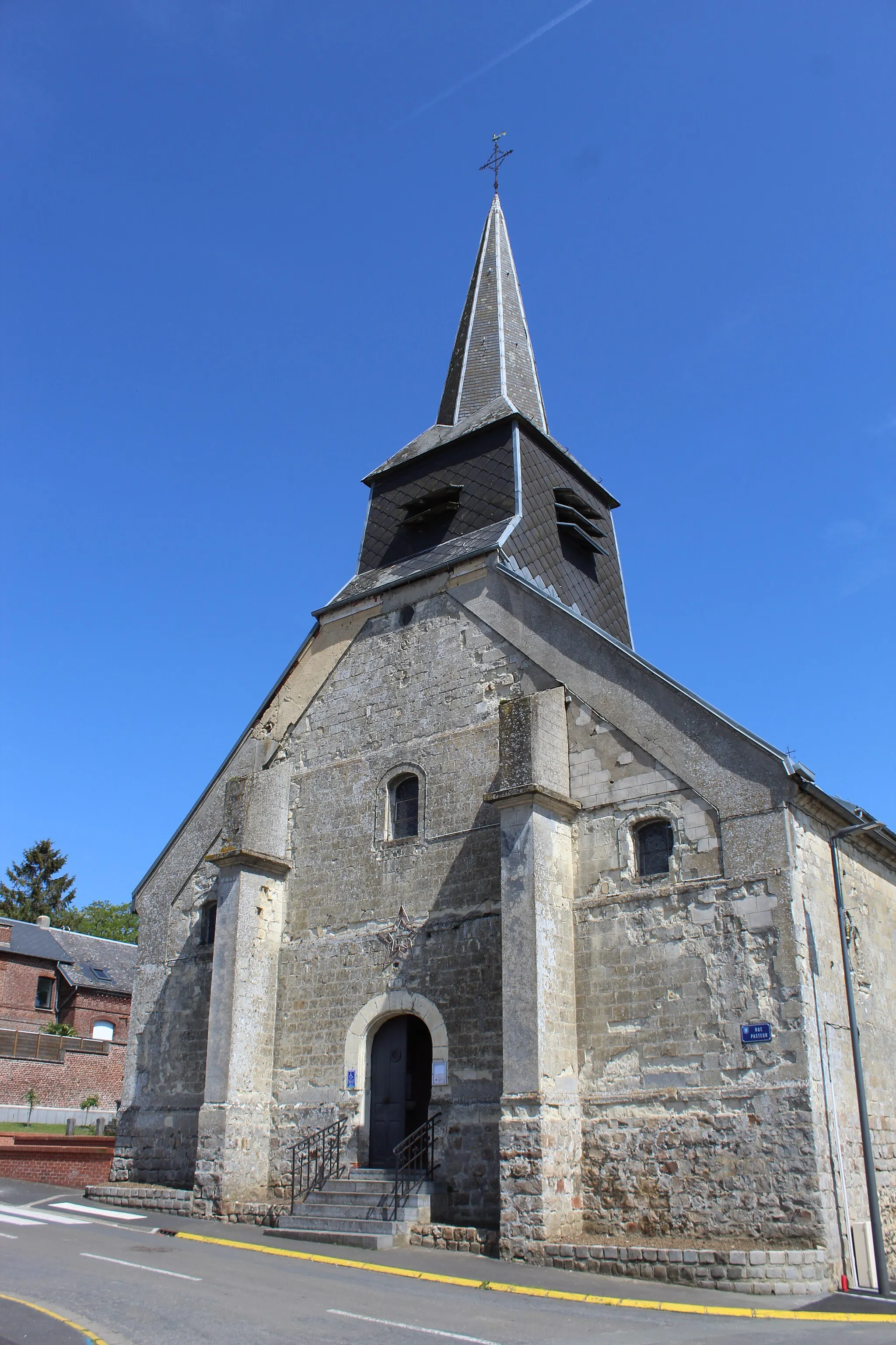 Photo showing: La façade de l'église.