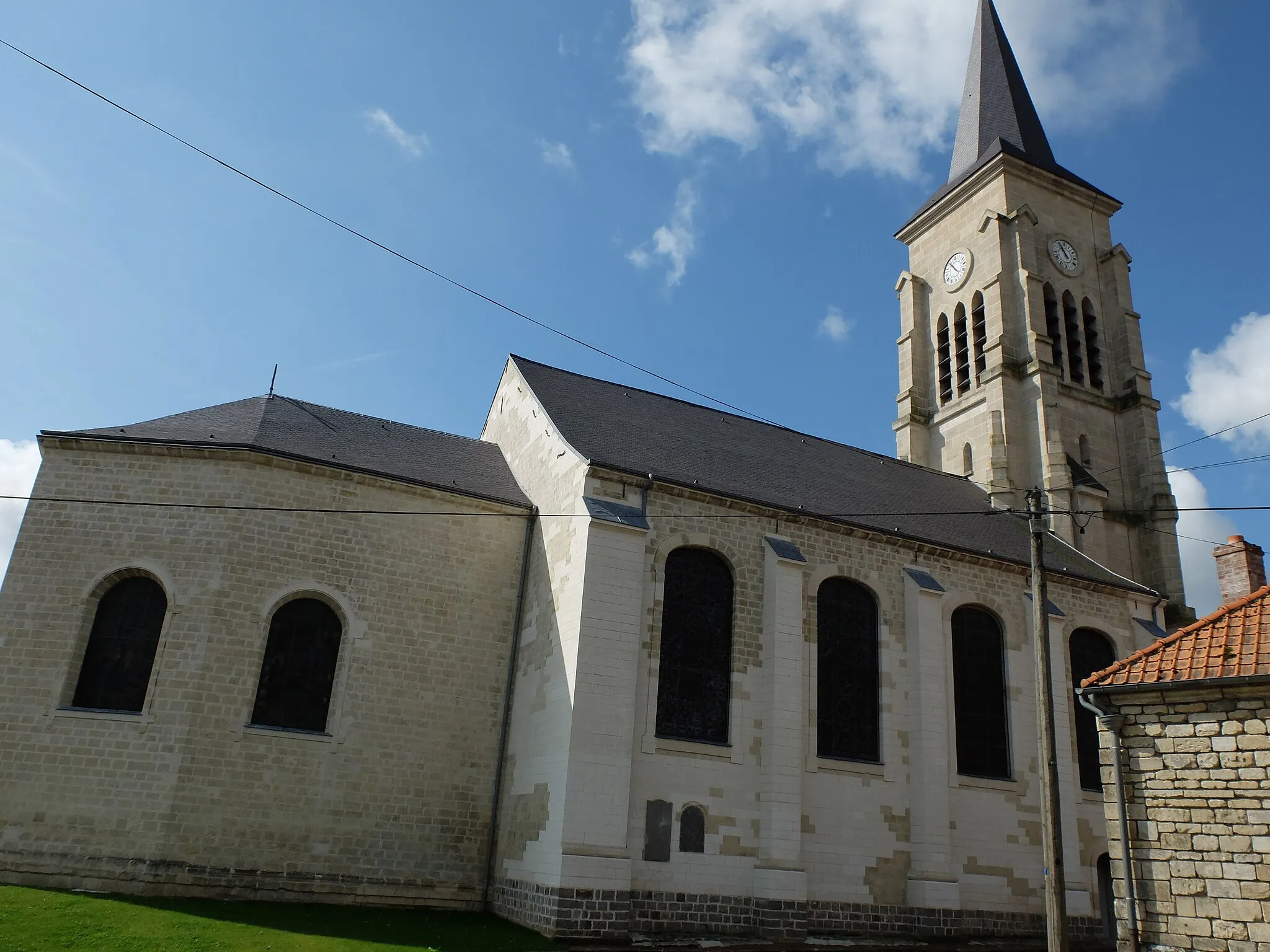 Photo showing: Vue de l'église Saint-Aubert d'Avesnes-le-Sec.