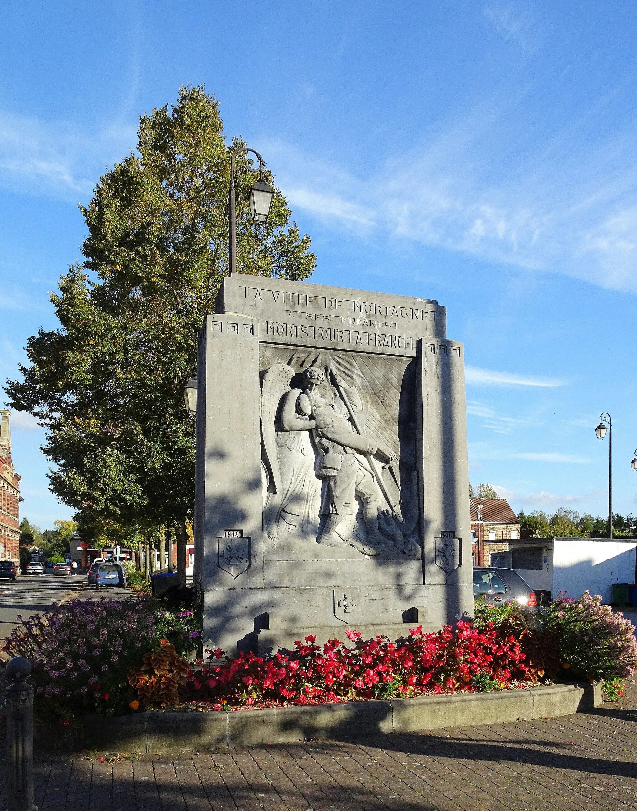 Photo showing: Le monument aux morts face à la mairie de Mortagne-du-Nord