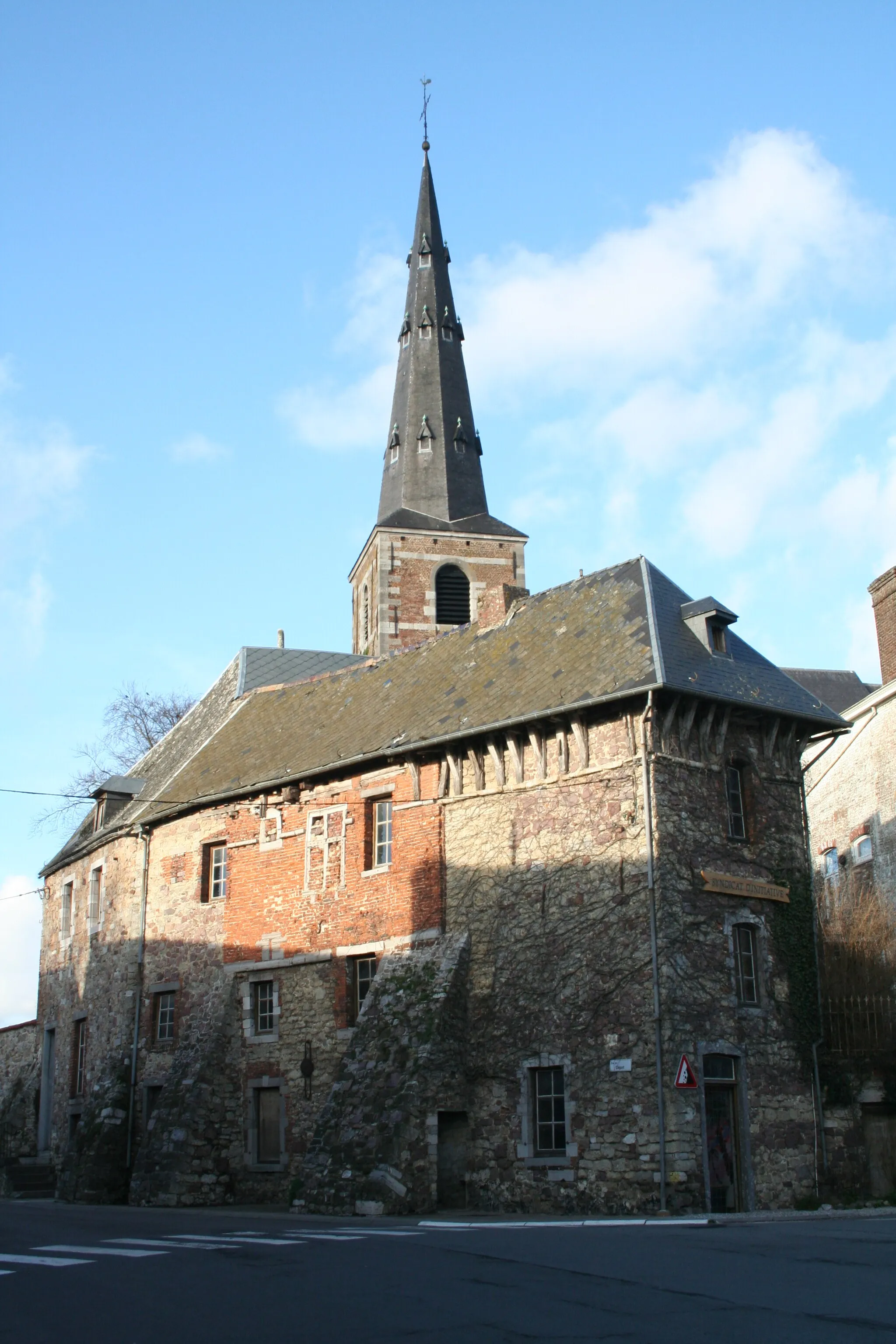 Photo showing: Vue de la Maison Forte et du clocher de l'Église Notre Dame de la Visitation de Nalinnes-Centre