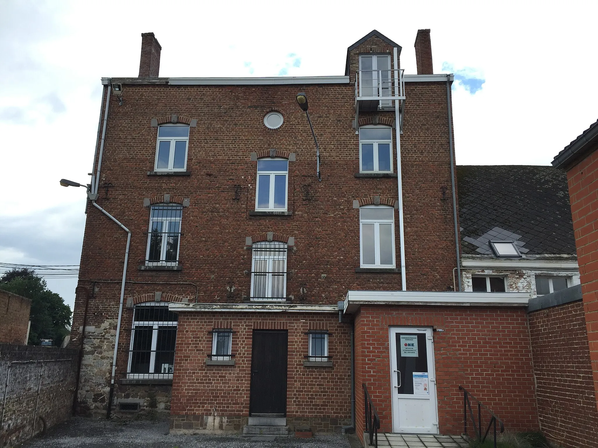 Photo showing: Ancien commissariat de la police communale de Nalinnes - Vue arrière