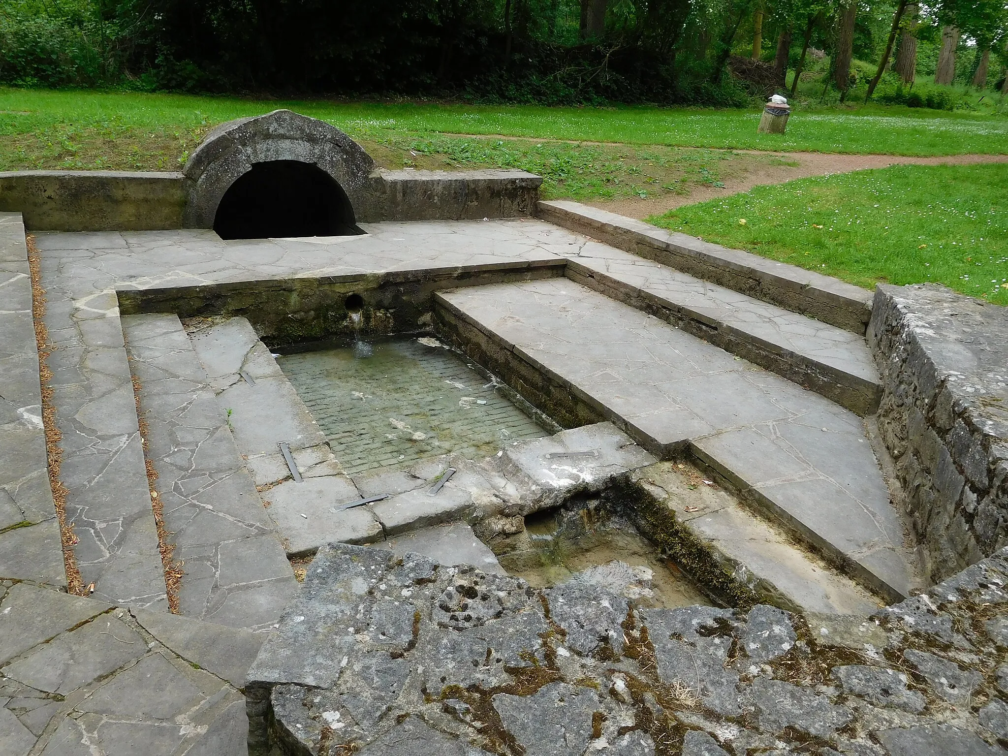 Photo showing: La fontaine Sainte-Rolende, à Gerpinnes (Belgique). Sainte Rolende est la sainte régionale célébrée dans le folklore de Gerpinnes.