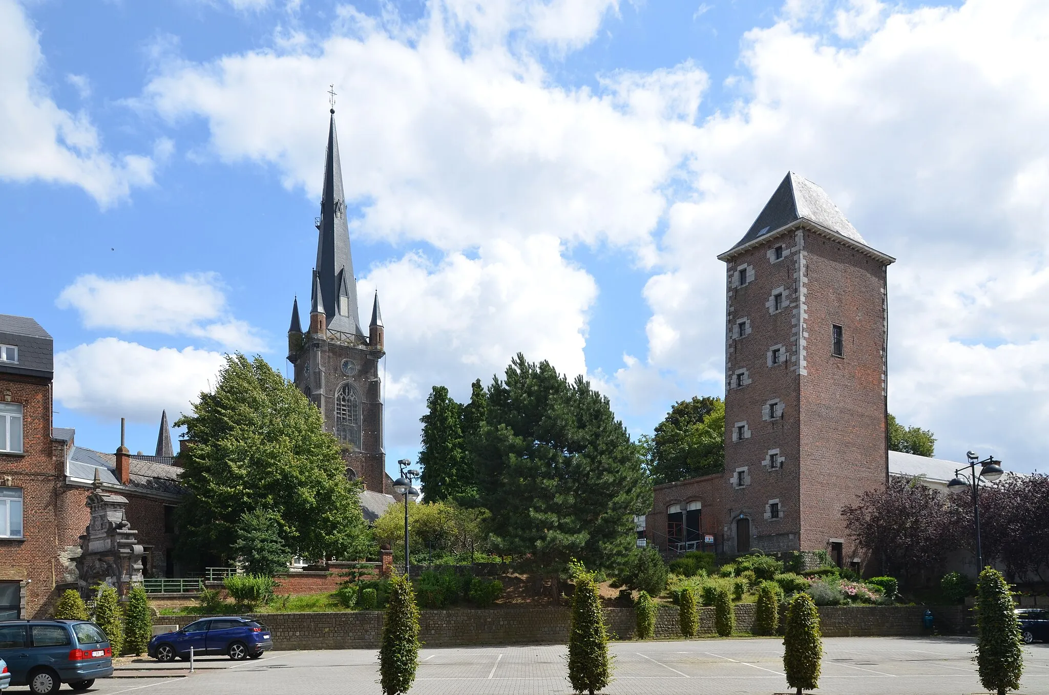 Photo showing: Gosselies (Charleroi-Belgium) - Tower of the Saint-Jean-Baptiste church and the tower of the old castle.