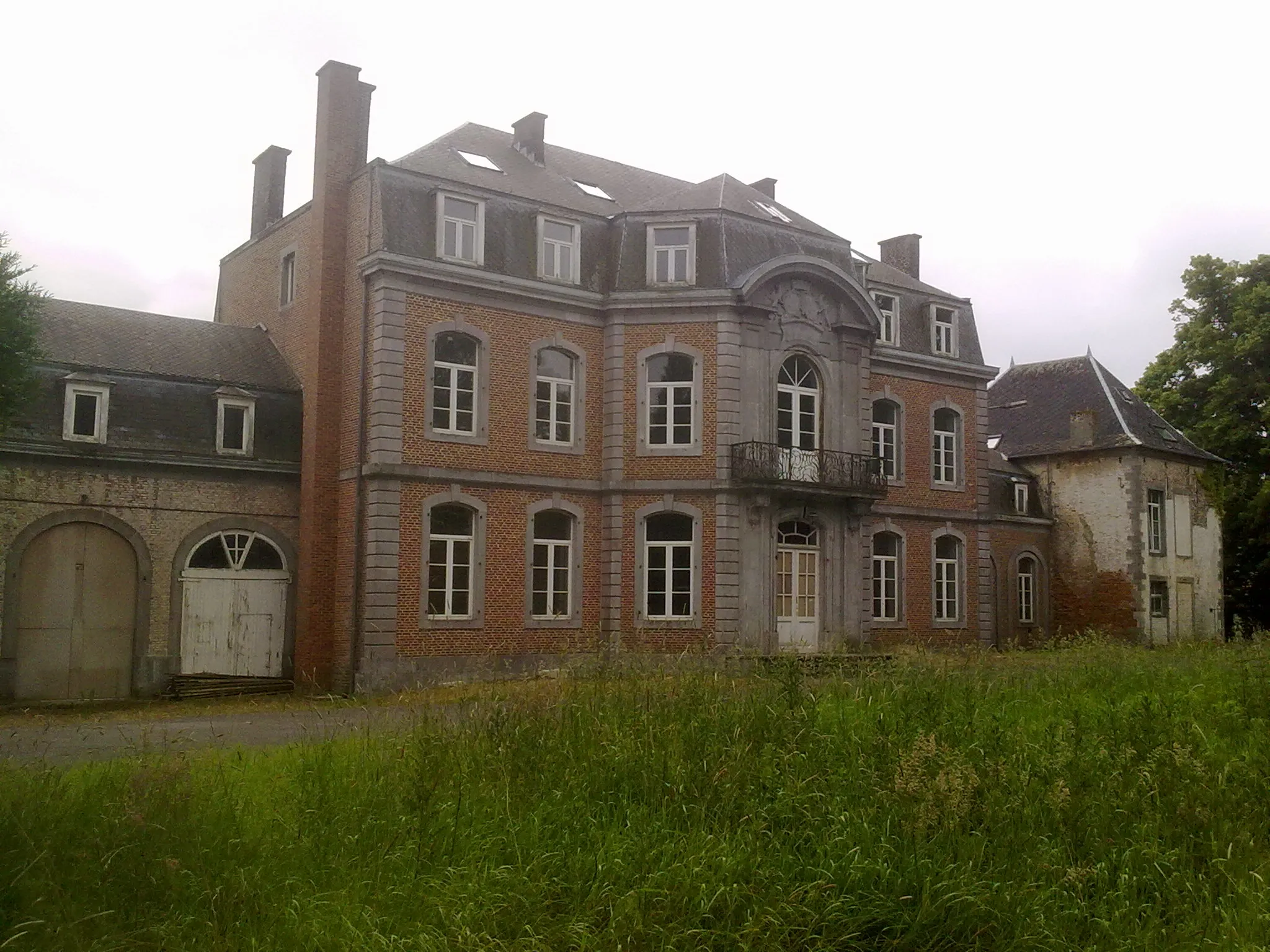 Photo showing: Le château de Suarlée vendu aux Ponty en 1699, passée par alliance aux Zualart dans le 2e quart du XIXe siècle.