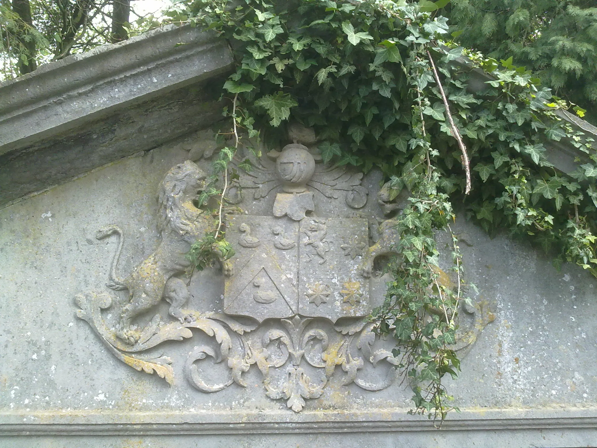 Photo showing: Caveau de la famille Zualart au cimetière paroissial de Suarlée (Province de Namur). Le blason Zualart.