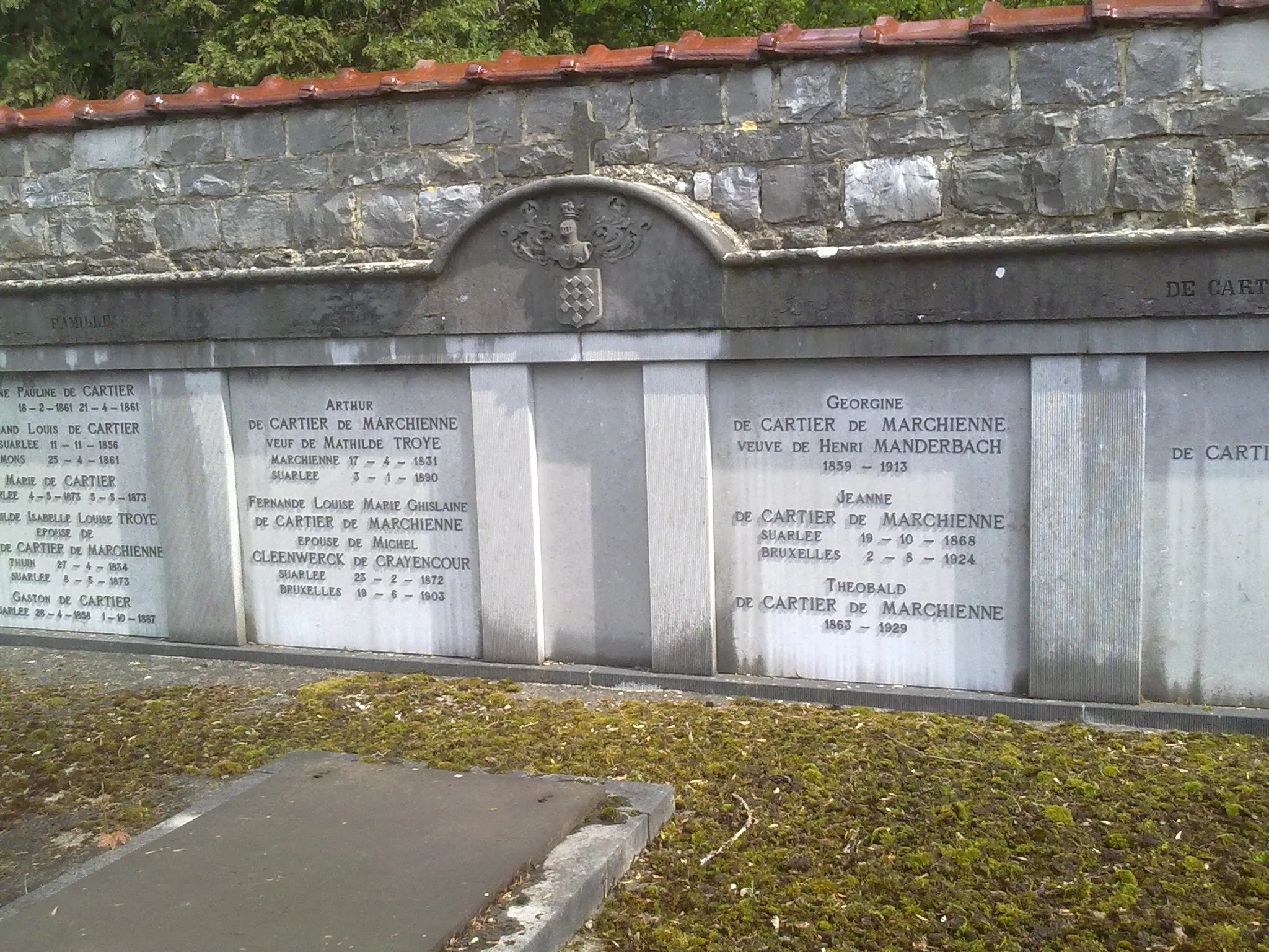 Photo showing: Caveau de la famille de Cartier de Marchienne au cimetière paroissial de Suarlée (Province de Namur).