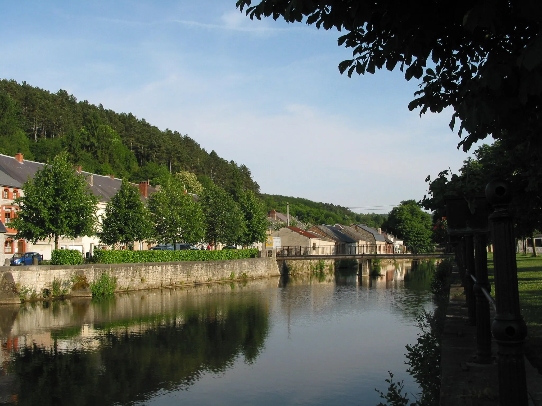 Photo showing: Nismes (Belgium), the shaded quays bordering the Eau Noire.