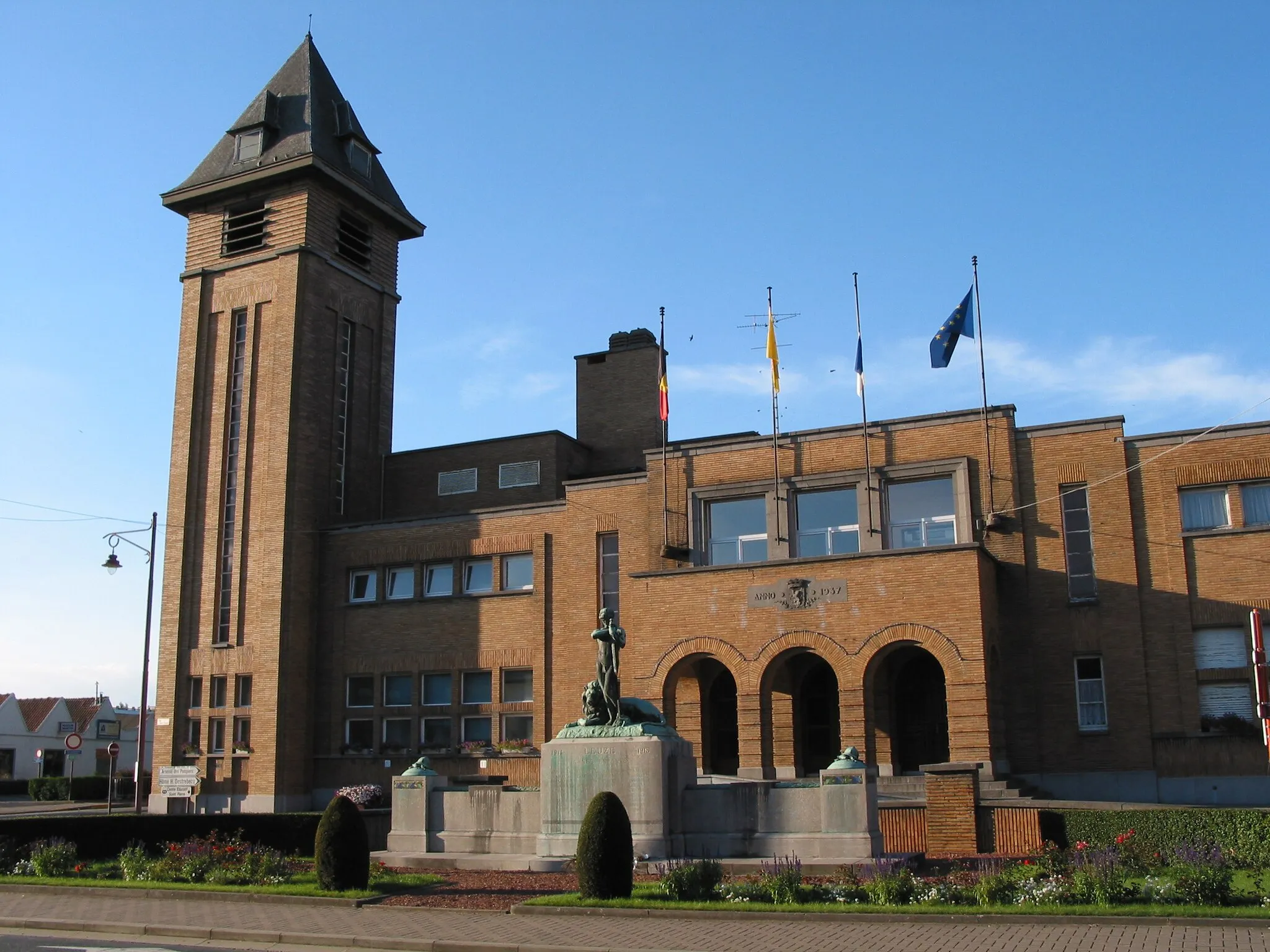 Photo showing: Leuze-en-Hainaut (Belgium), the town hall (1937 - architect: Georges Dubuisson)