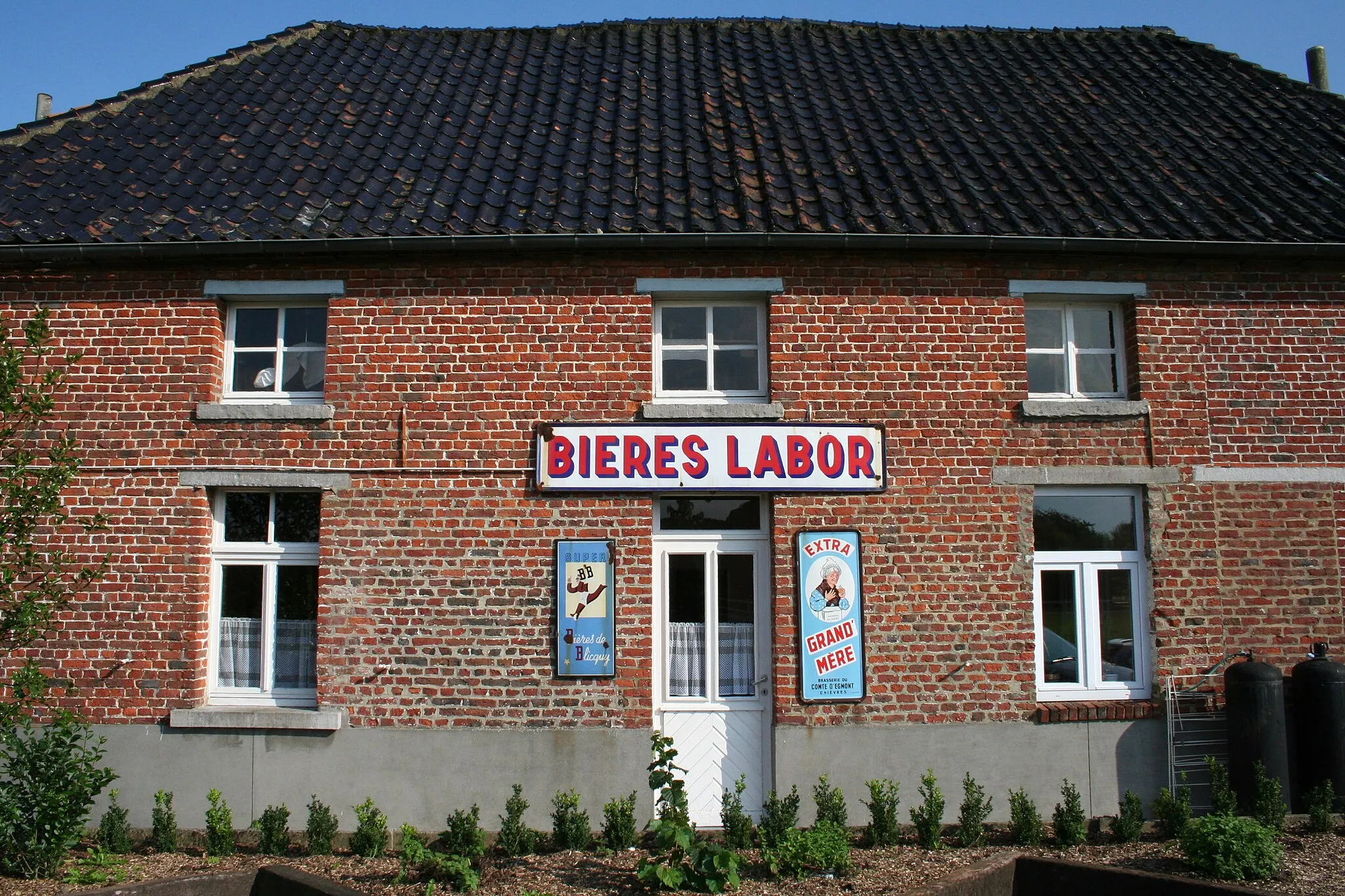 Photo showing: Huissignies (Belgium), rue Augustin Melsens, 28 -   « Musée de la Vie Rurale » pub façade.