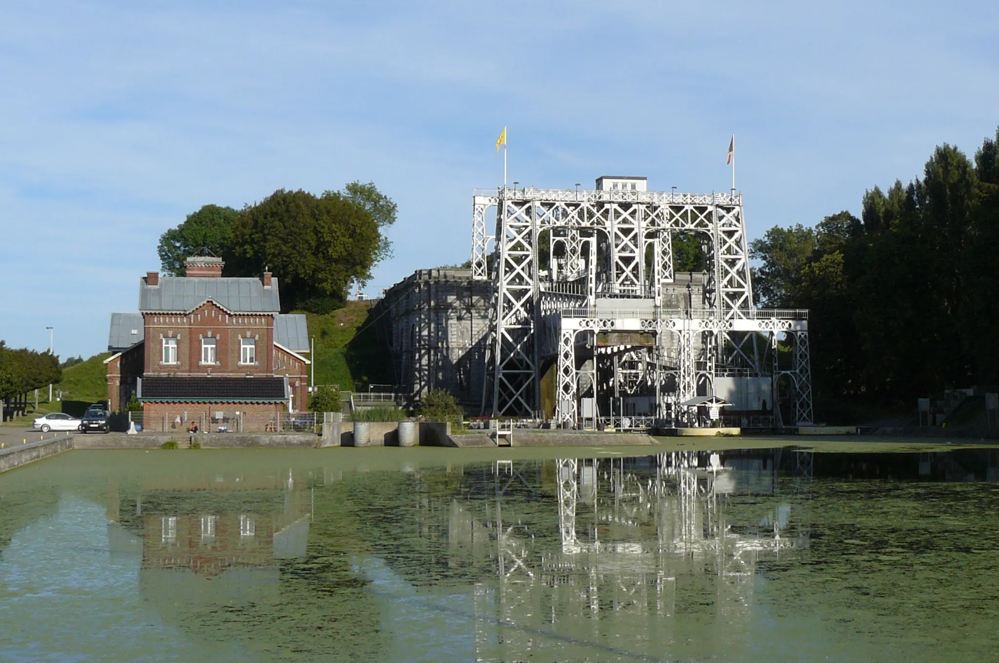 Photo showing: Lift nr 4 in Thieu, met rechts de lift en links het gebouw met de machines.