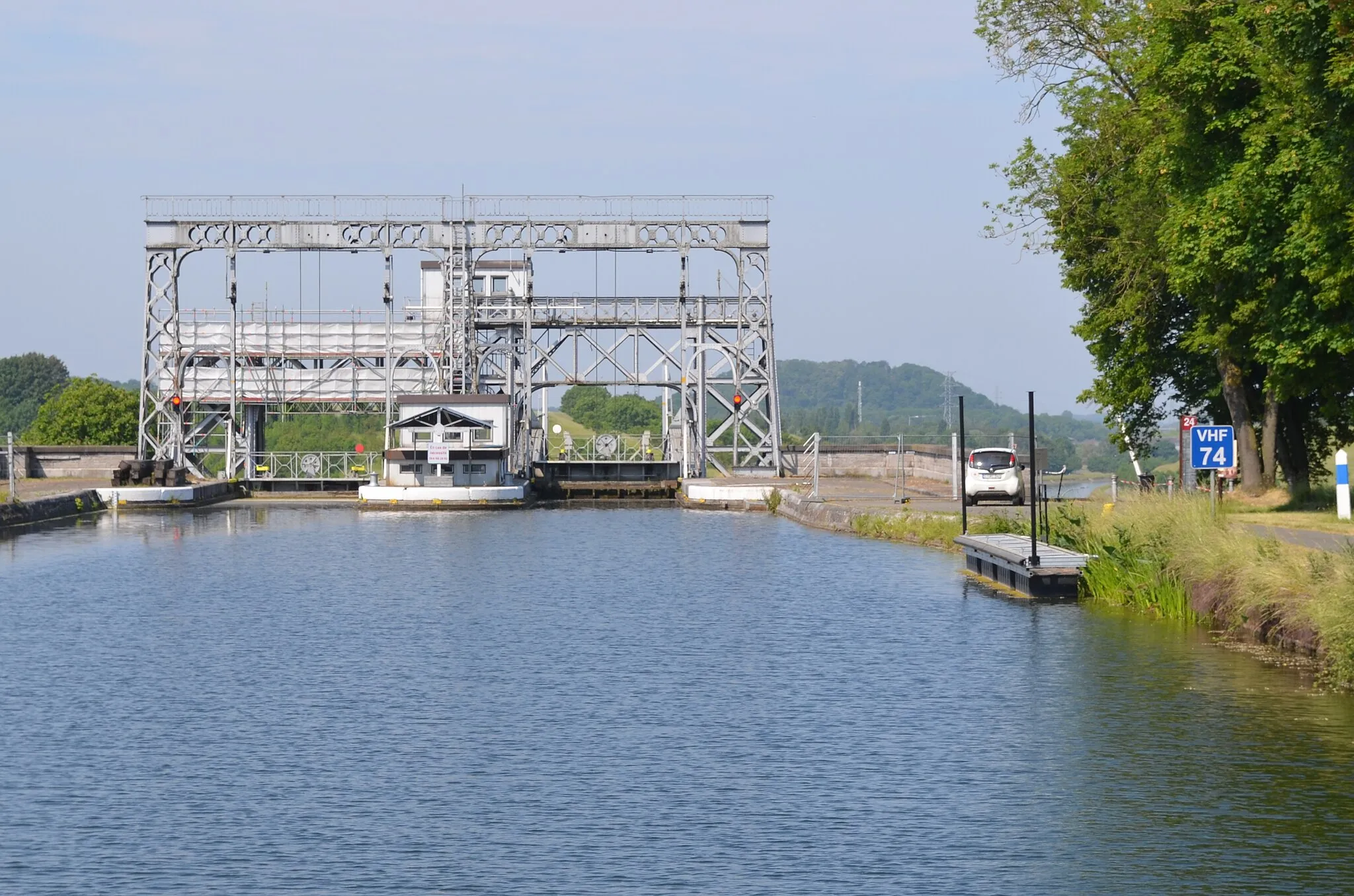 Photo showing: Thieu (Le Rœulx-Belgique) - Ascenseur à bateaux numéro 4 du canal du Centre historique. Descente de 16,93 mètres.