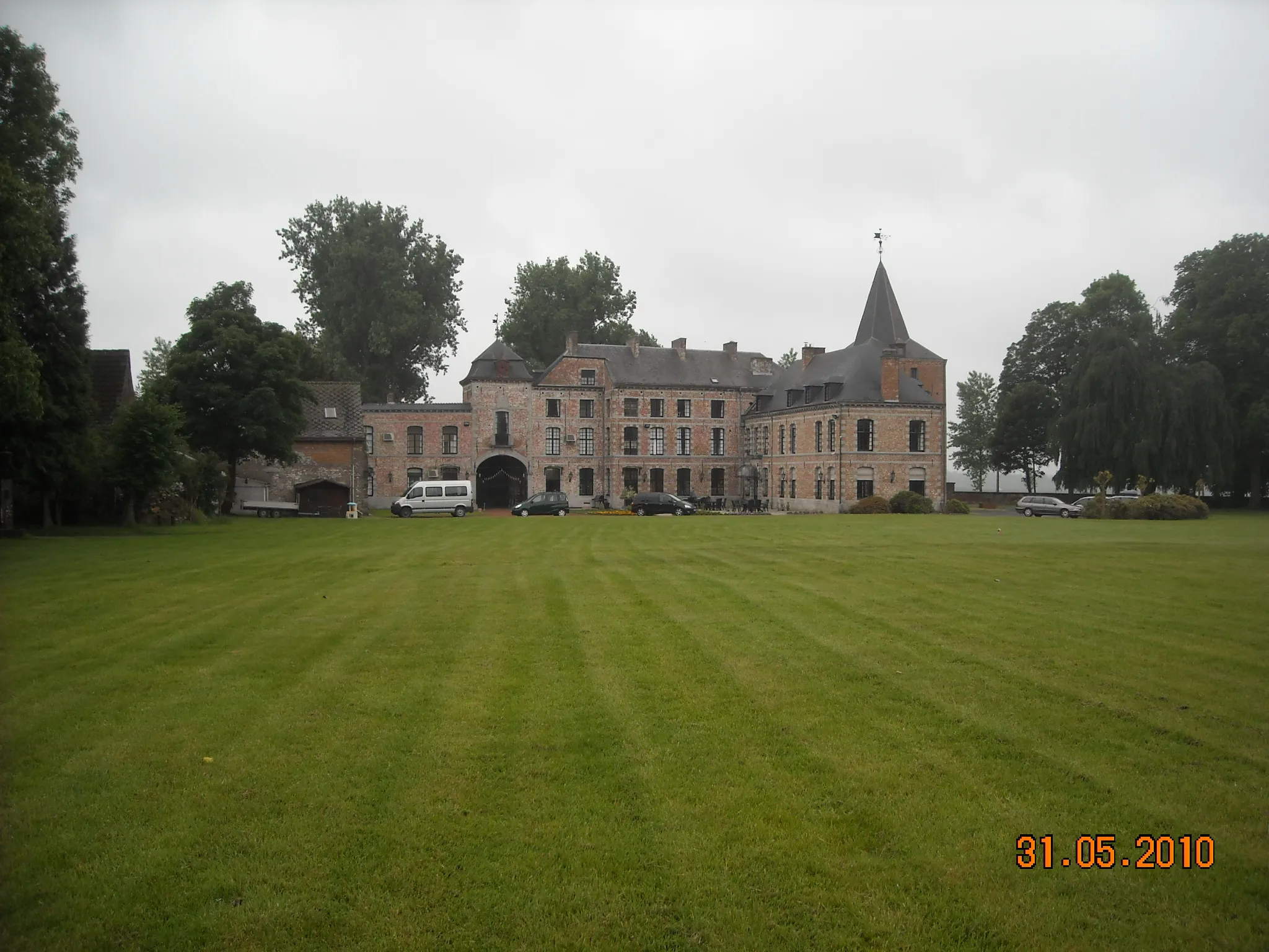 Photo showing: Chateau de Thieusies. On the large green used to be the main building that was demolished in the 1950s.