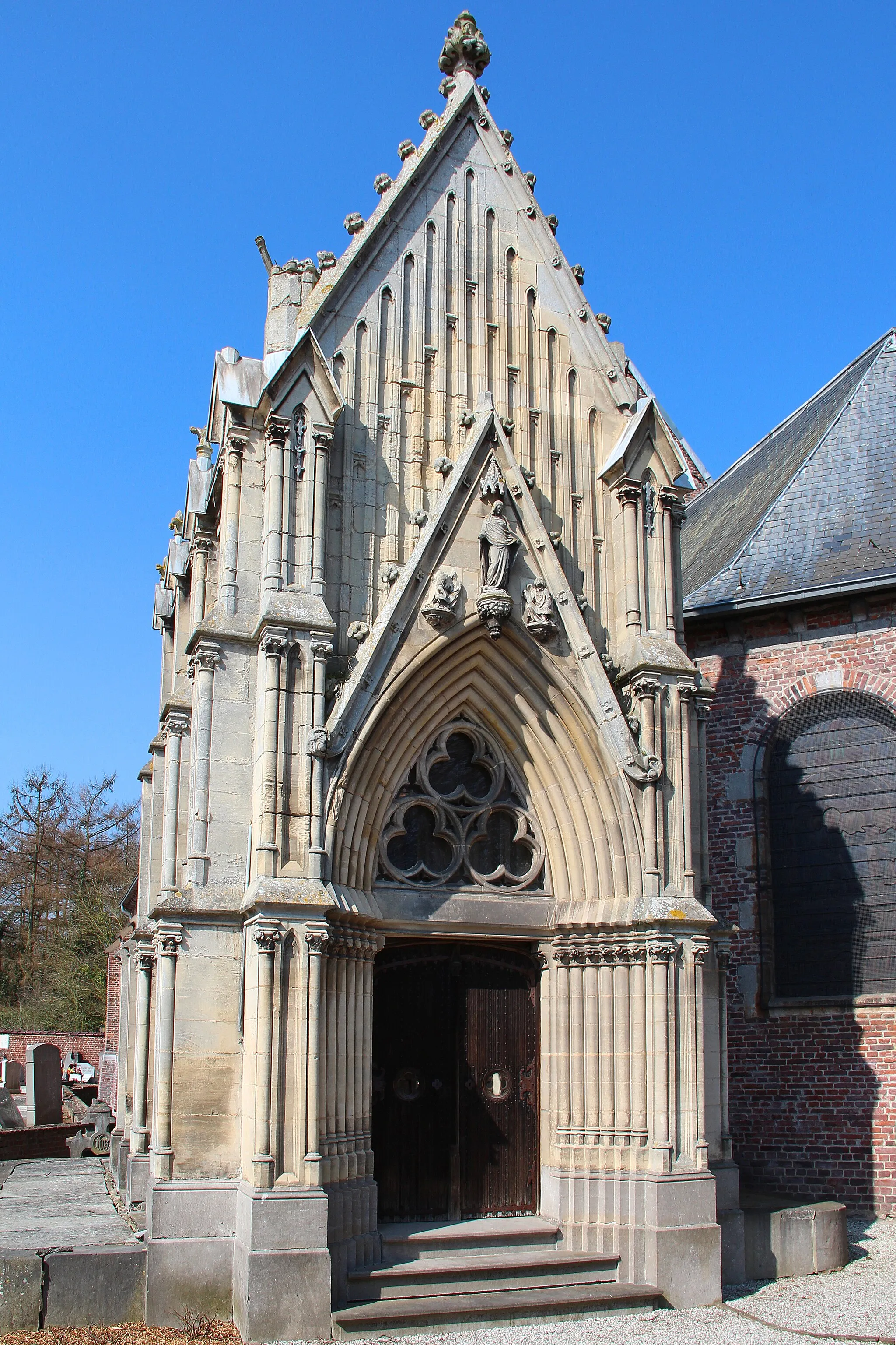 Photo showing: Moulbaix (Belgium), the seigniorial neo-Gothic chapel of the de Chasteleer family (XIXth century).