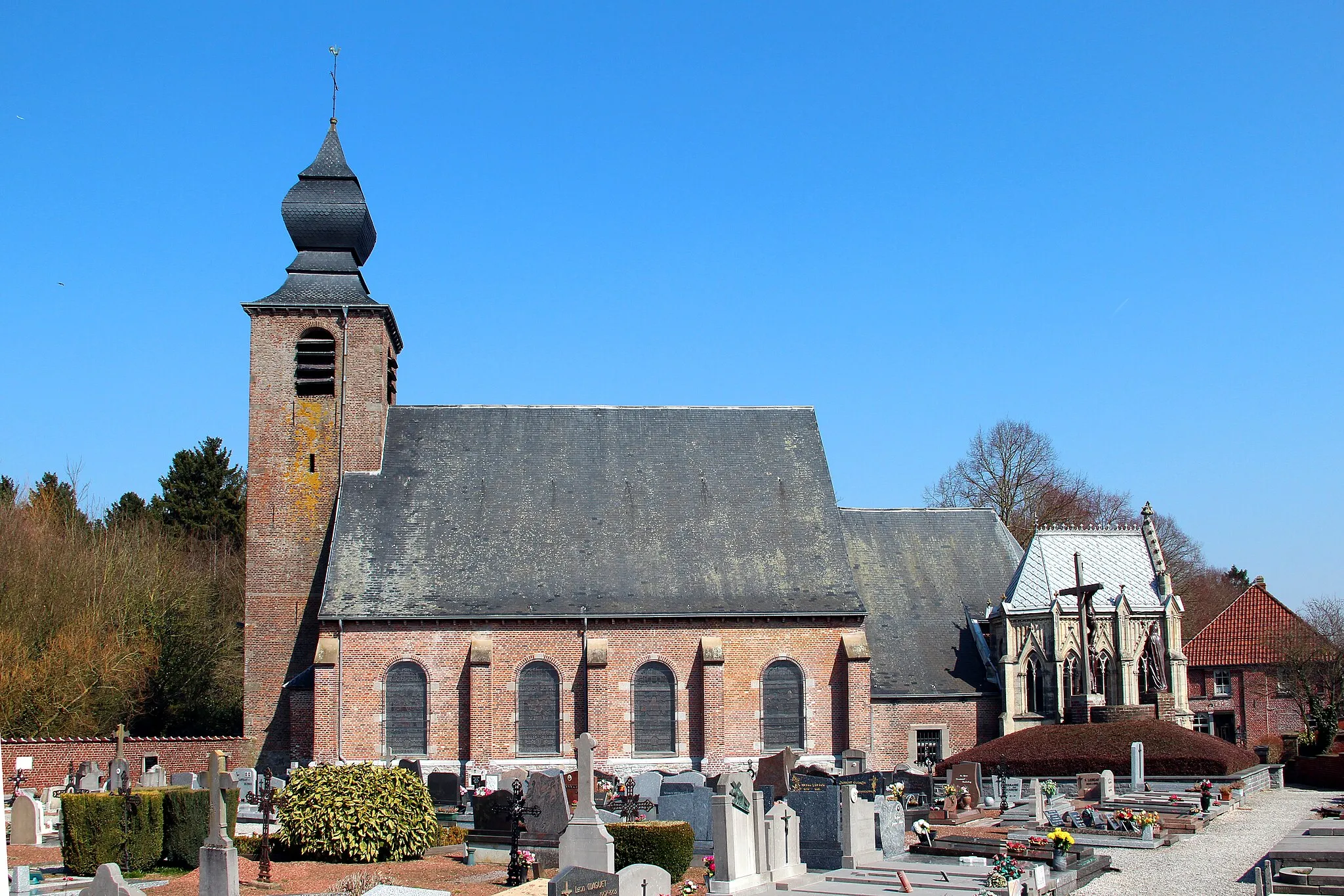 Photo showing: Moulbaix (Belgium), the St. Sulpice church (1750) and seigniorial neo-Gothic chapel of the de Chasteleer family.
(XVII/XVIIIth centuries).