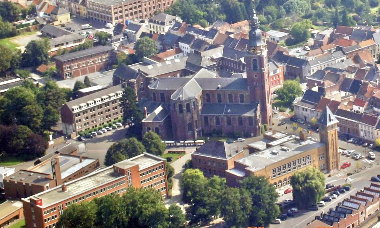 Photo showing: Collégiale Saint-Pierre & Hôtel de Ville. Aerial view taken on Saturday afternoon, September 04, 2010.