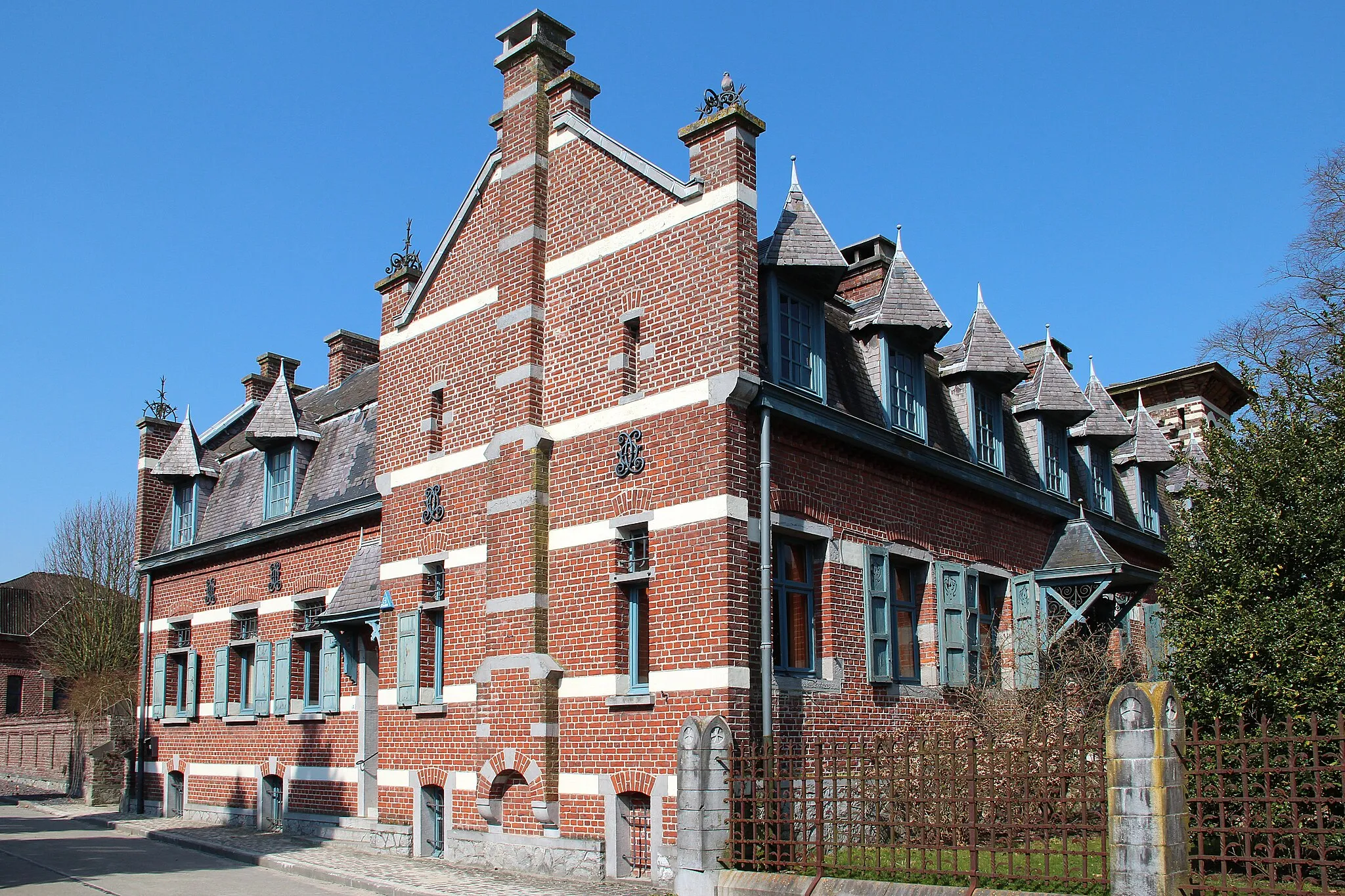 Photo showing: Houtaing (Belgium), the Hospice St. Clement built by Adhémar d'Oultremont (Architect: Victor Evrard - 1894-1895).