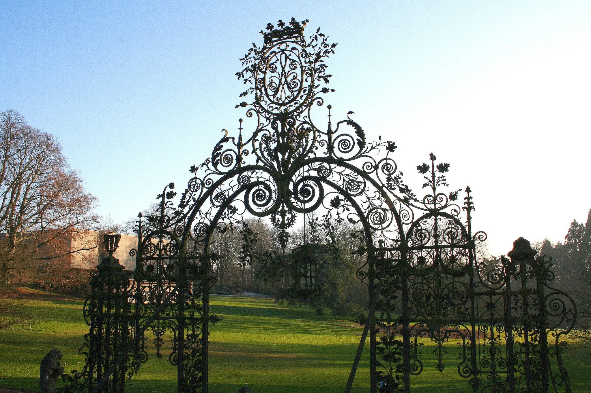 Photo showing: Morlanwelz (Belgium) - Parc de Mariemont - Wrought iron portal of the orangery, the museum and the park (arboretum).