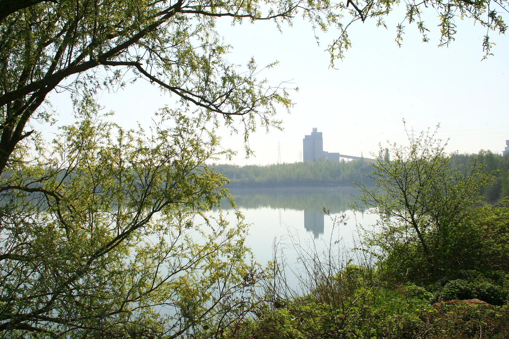 Photo showing: Obourg (Belgium), lake of the stone carries viewed from the geological garden.