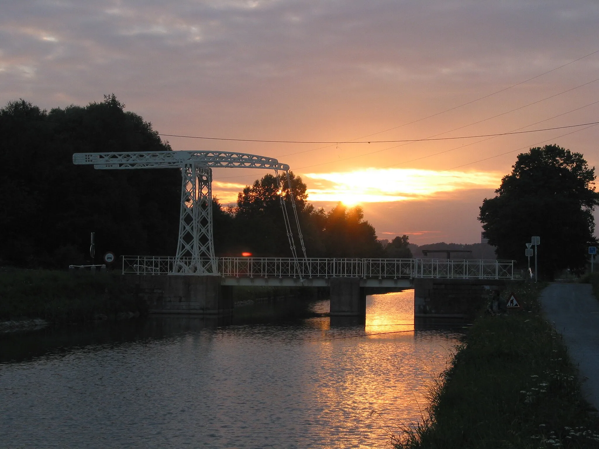 Photo showing: Ville-sur-Haine (Belgium), sunset on the bascule bridges of the «Canal du Centre».