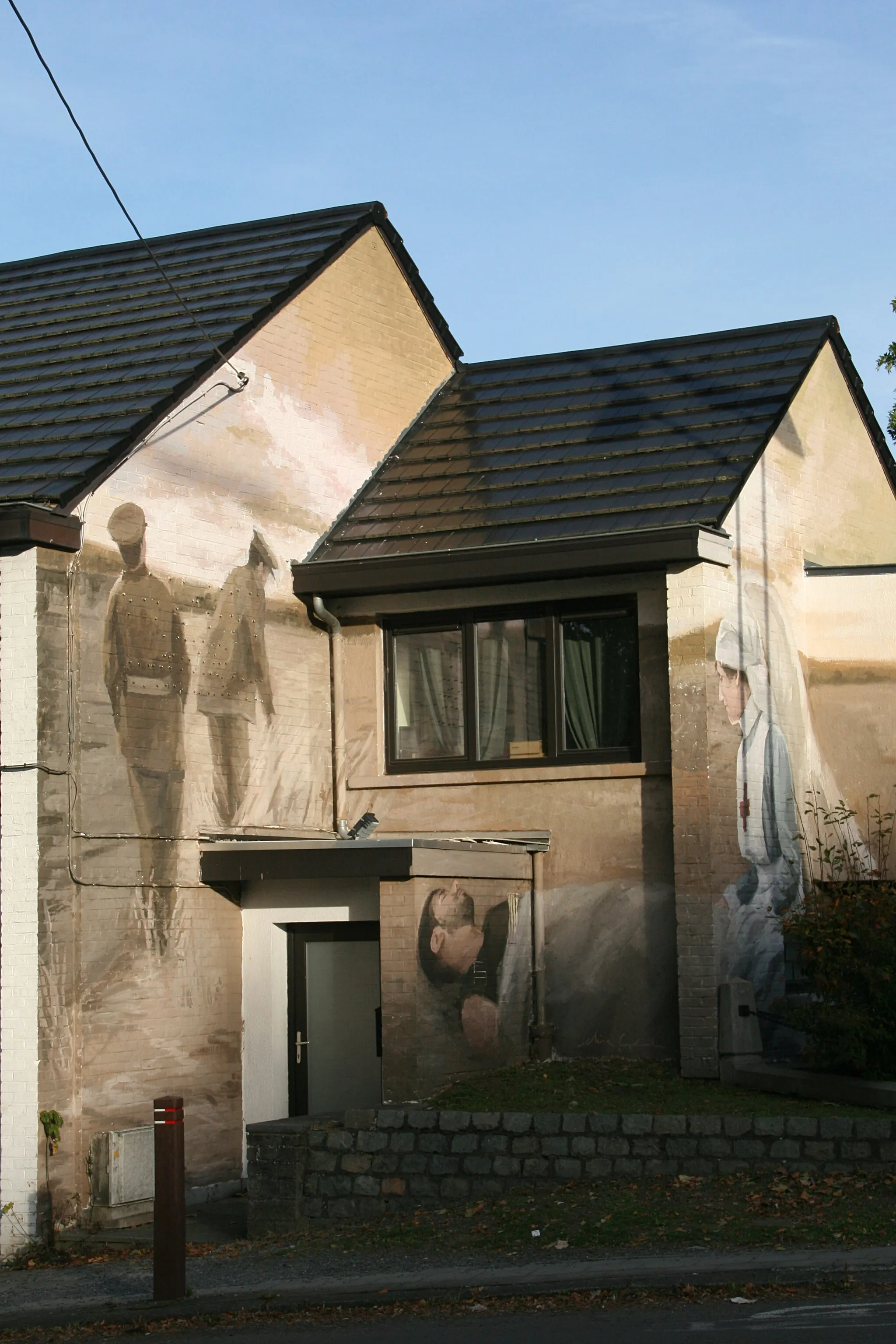 Photo showing: Mural by Elisa Capdevilla "The Angels of Mons" recalling this legend linked to the events of war that occurred during the Battle of Mons in August 1914. Artwork made on the facades of a house located in Mons, chemin des Mourdreux near the monument erected in 1923 by Lord French, Earl of Ypres, to commemorate the glorious participation of the Royal Irish Regiments in Mons (Hainaut) (Belgique).