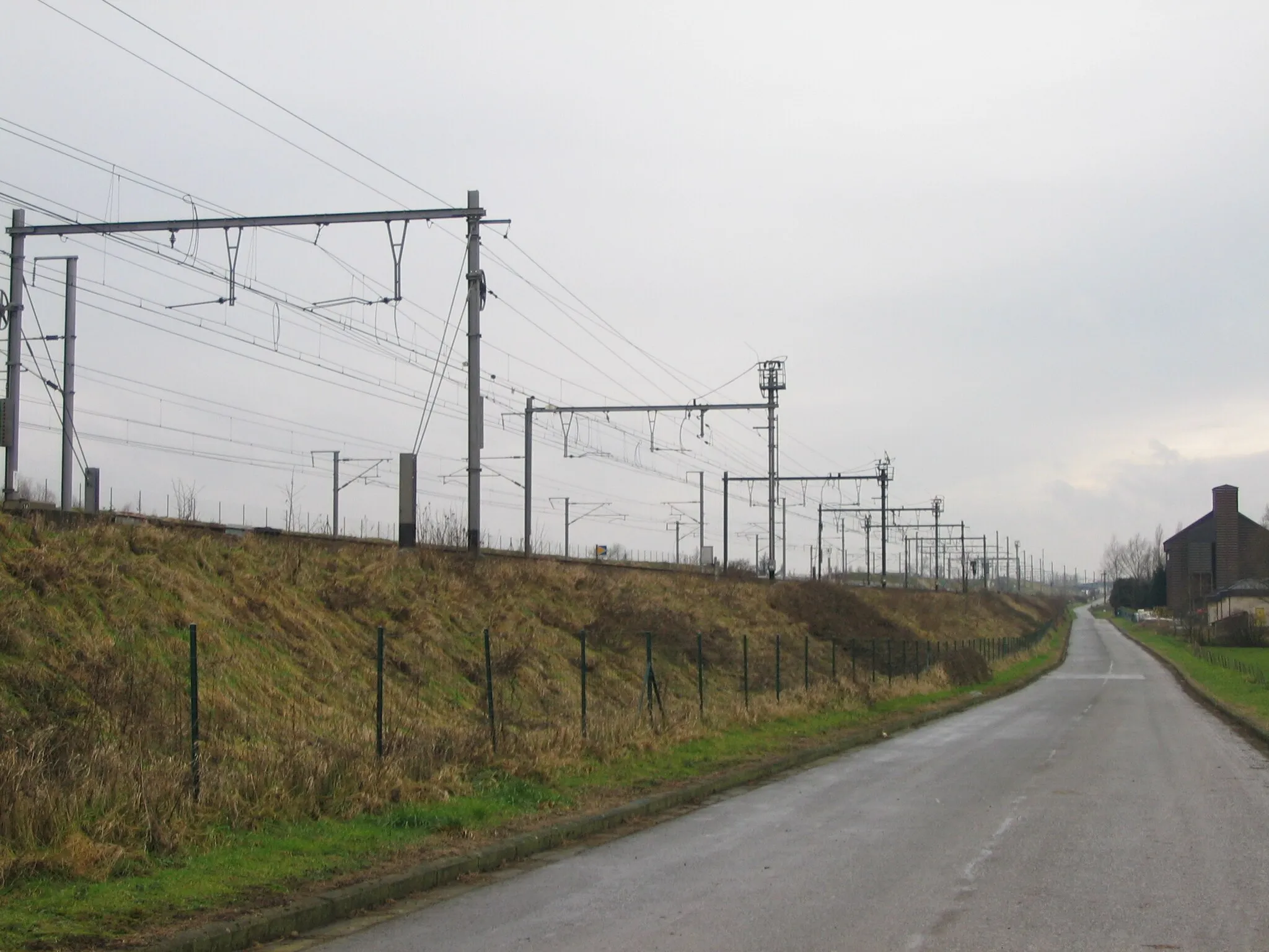 Photo showing: La LGV 1 vers Ghislenghien, province de Hainaut. Elle jouxte la ligne classique, au 1er plan, sur une dizaine de km entre Enghien et Ath (axe Bruxelles-Tournai-Lille).