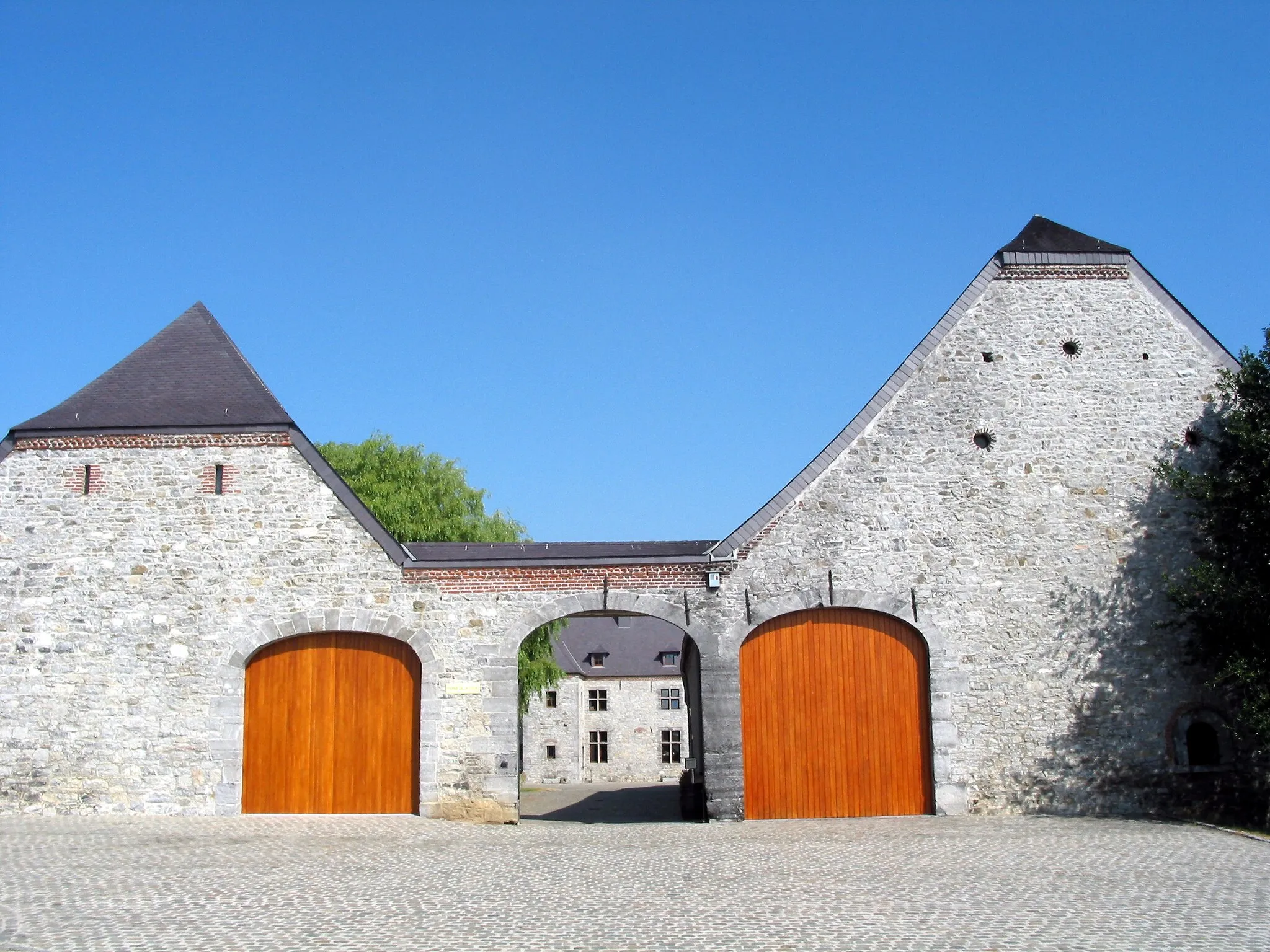 Photo showing: Ragnies, l'ancienne ferme de la Cour abritant le centre de promotion et de vente de la distillerie de "Biercée".