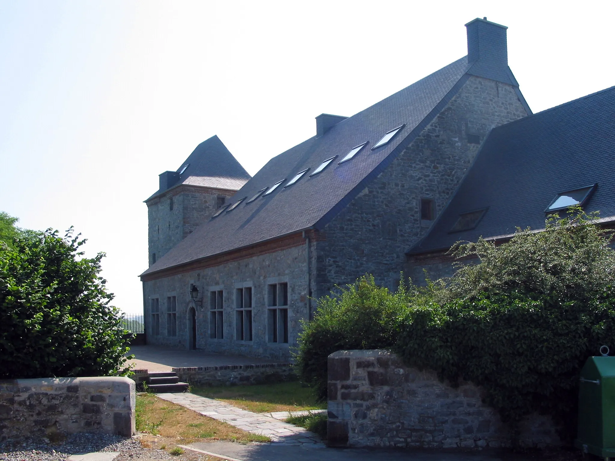 Photo showing: Ragnies, partie extérieure nord de l'ancienne ferme de la Cour abritant le centre de promotion et de vente de la distillerie de "Biercée".