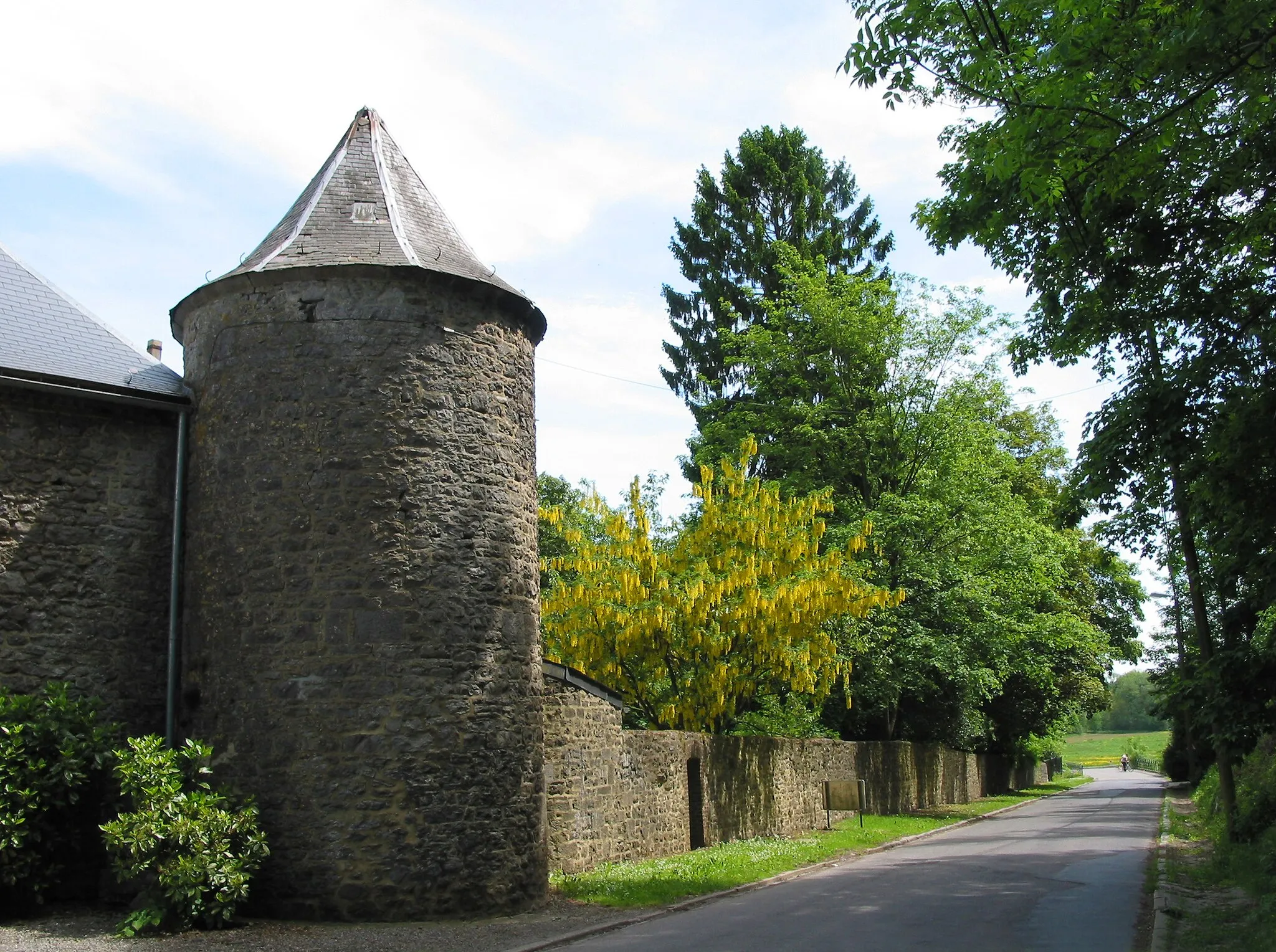 Photo showing: Cour-sur-Heure, corner tower and garden wall of the fortified farm.