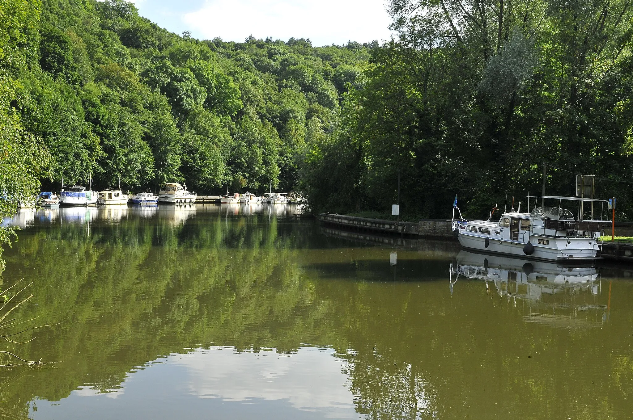 Photo showing: Boats moored in Sambre river, next to Landelies.  Montigny-le-Tilleul, Yhuin, Hainaut, Wallonia, Belgium