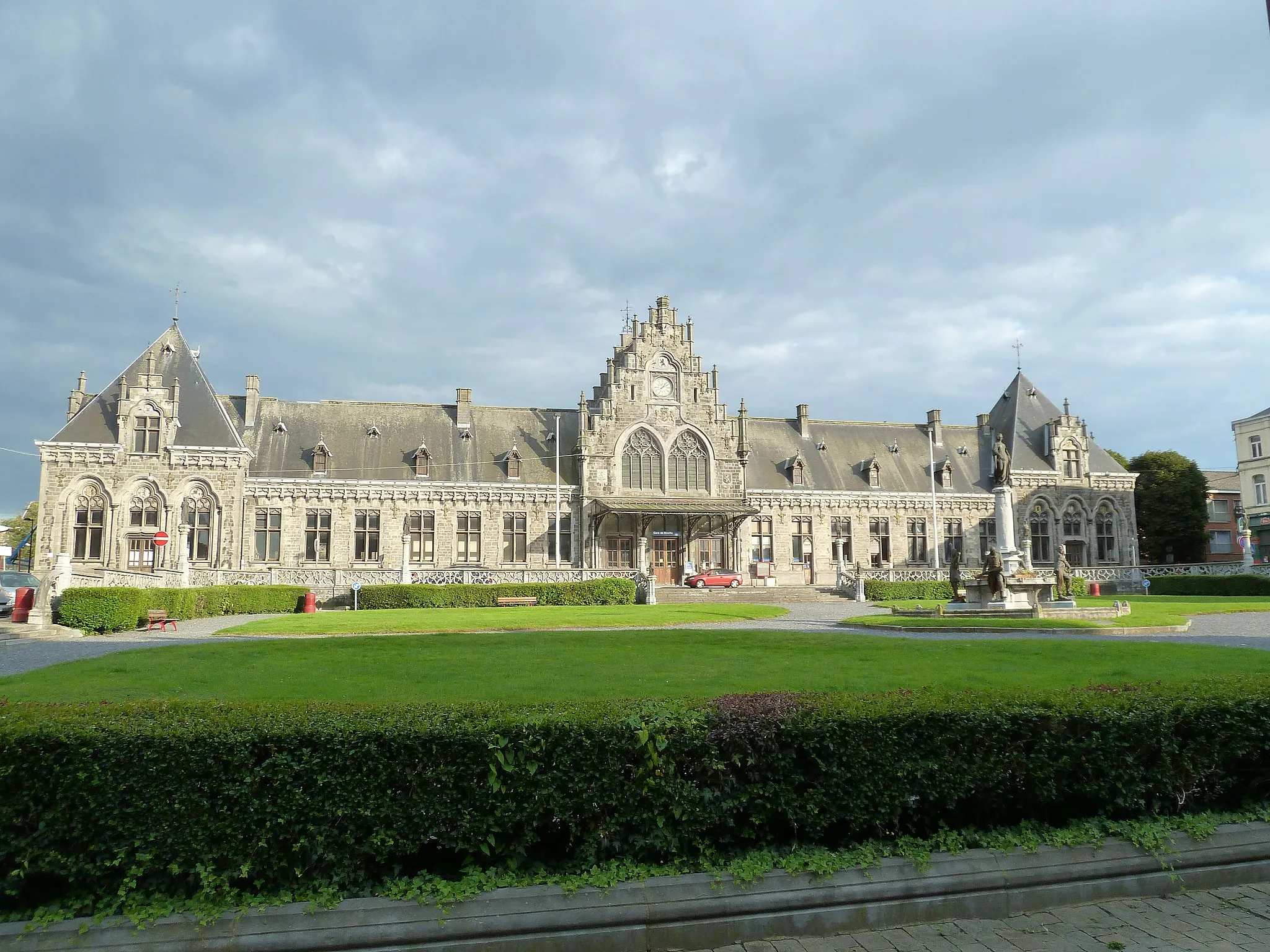 Photo showing: Binche (Belgium) – Place Derbaix – the train station