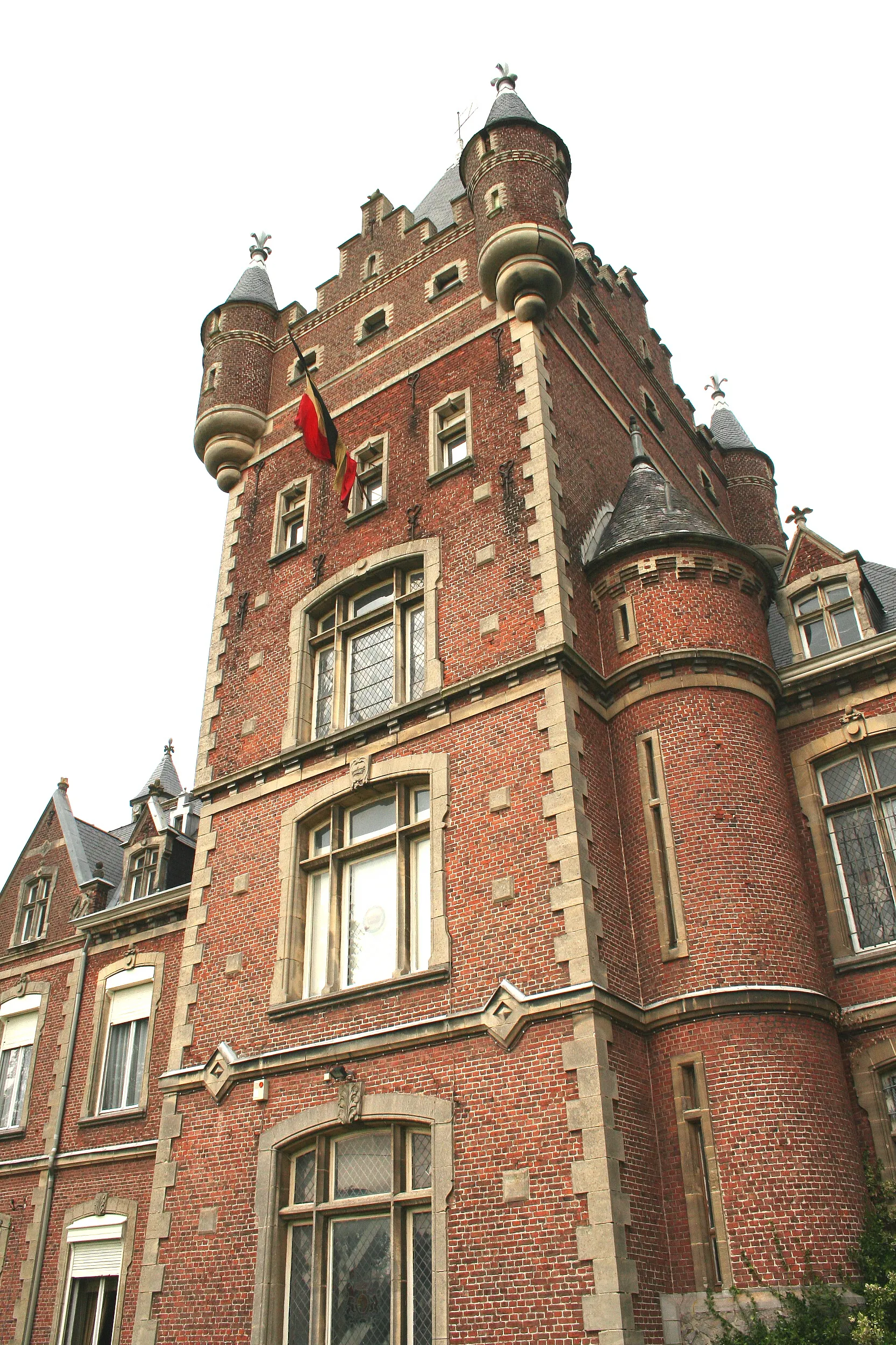 Photo showing: Chaussée-Notre-Dame-Louvignies (Belgium), the Louvignies castle – The tower called  « Tour des Sarasins ».