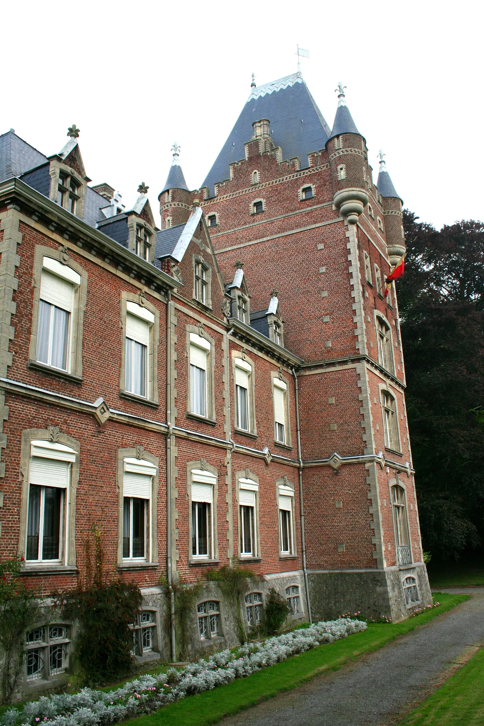 Photo showing: Chaussée-Notre-Dame-Louvignies (Belgium), the Louvignies castle – The South-eastern tower.