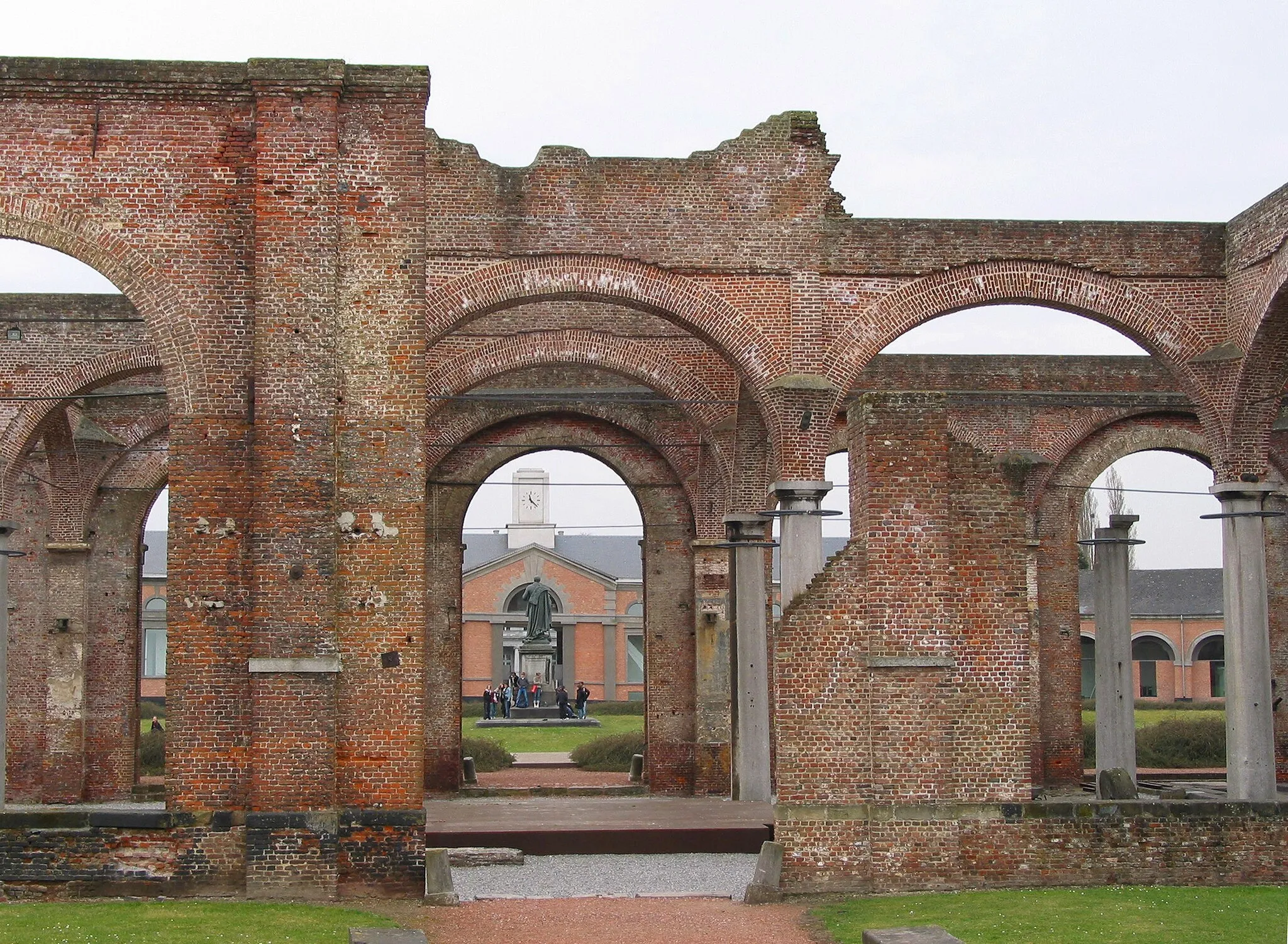 Photo showing: Hornu (Belgium), workshops ruins and oval courtyard of the former industrial complex called "Grand-Hornu" built by Henri De Gorge between 1810 and 1830 according to plans by architect Bruno Renard.