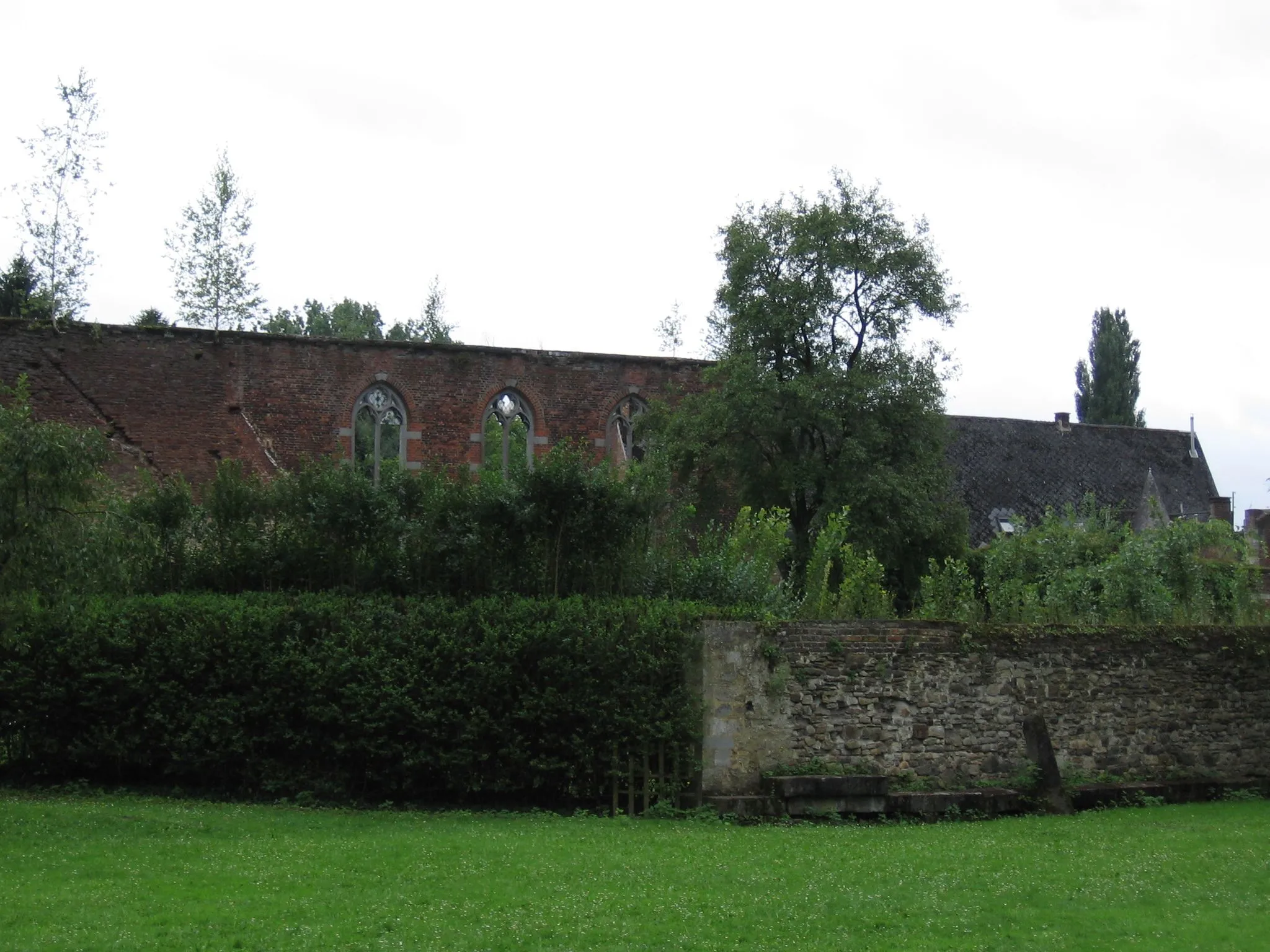 Photo showing: Ruines de l'église abbatiale de Soleilmont, détruite dans l'incendie de 1963.