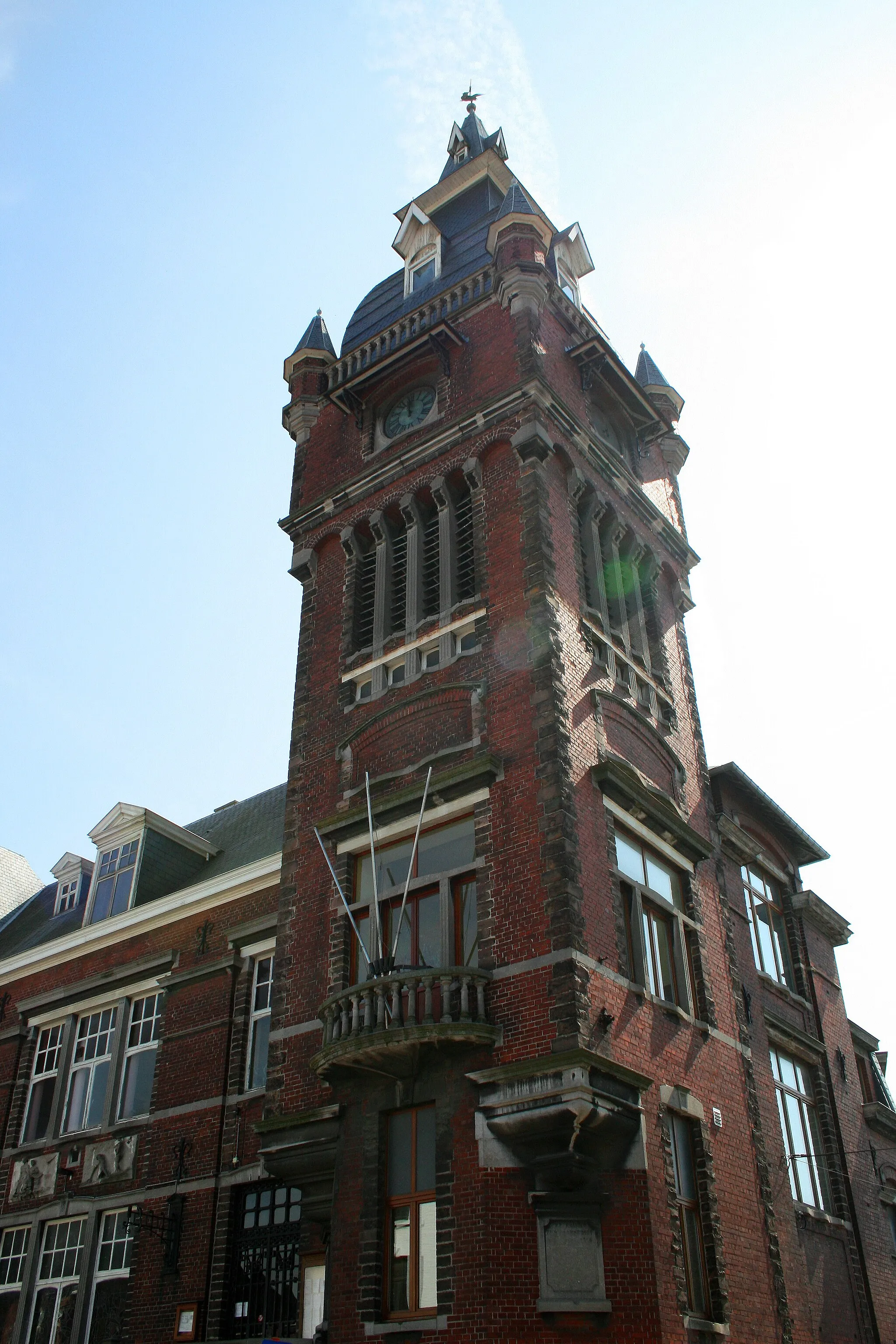 Photo showing: Monceau-sur-Sambre (Belgique), la maison communale (1914 - Architecte Marcel Simon).