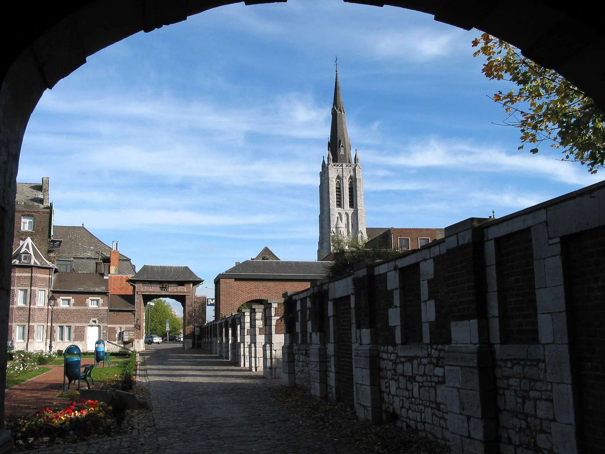 Photo showing: Marchienne-au-Pont (Belgium), the inside courtyard of the de Cartier Castle and the church.
