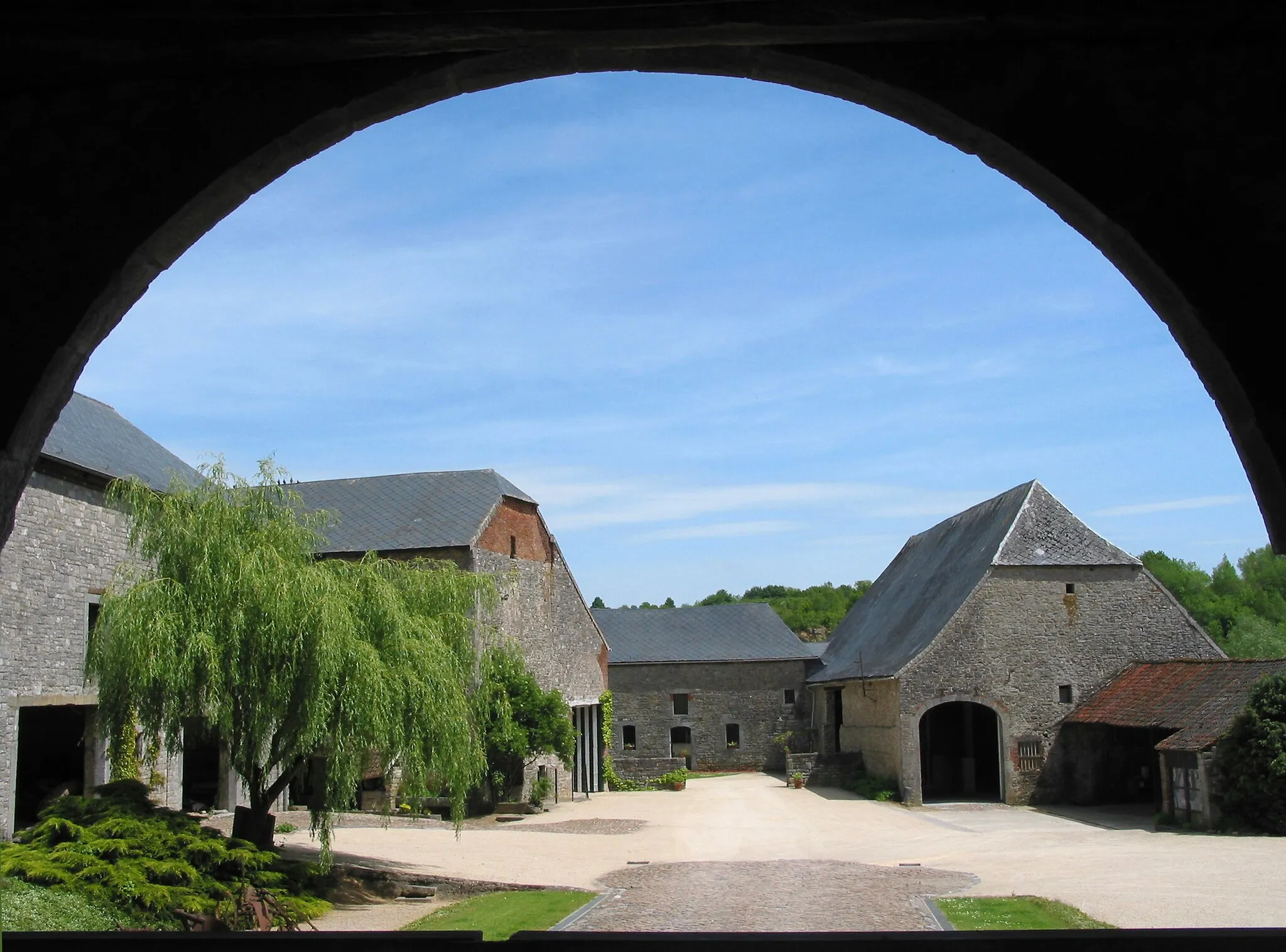 Photo showing: Cour-sur-Heure (Belgium), the court of the fortified farm.