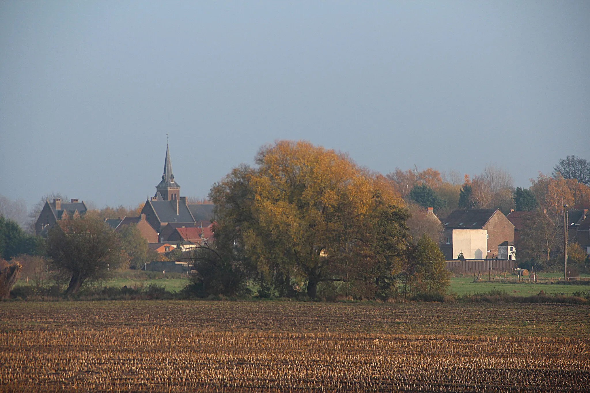 Photo showing: Mesvin (Belgique), le quartier de l'église Saint-Vincent et la chausée Brunehaut en automne.