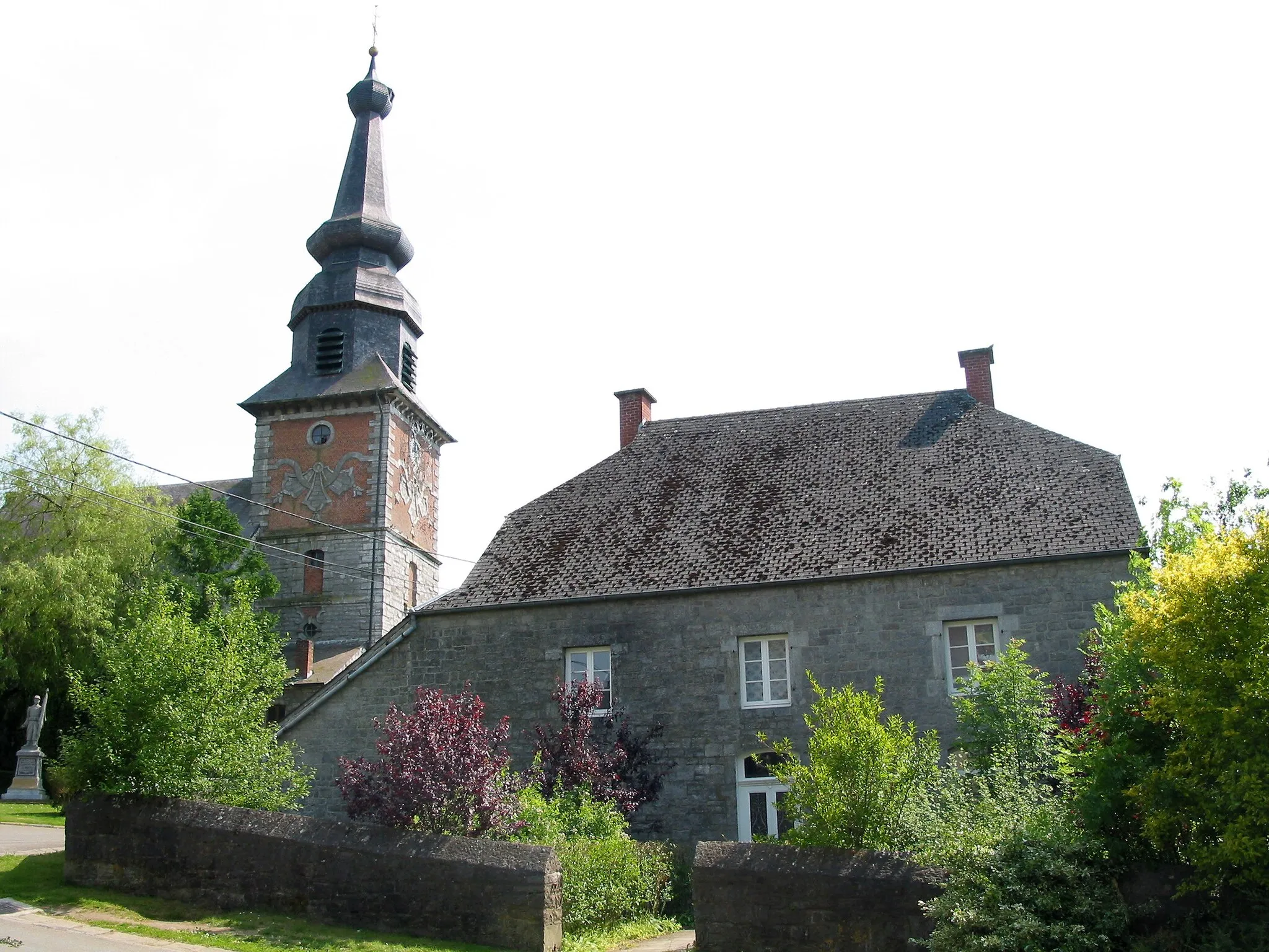Photo showing: Gonrieux (Belgium), the presbitery an the Saint George's church (XVIIth century).