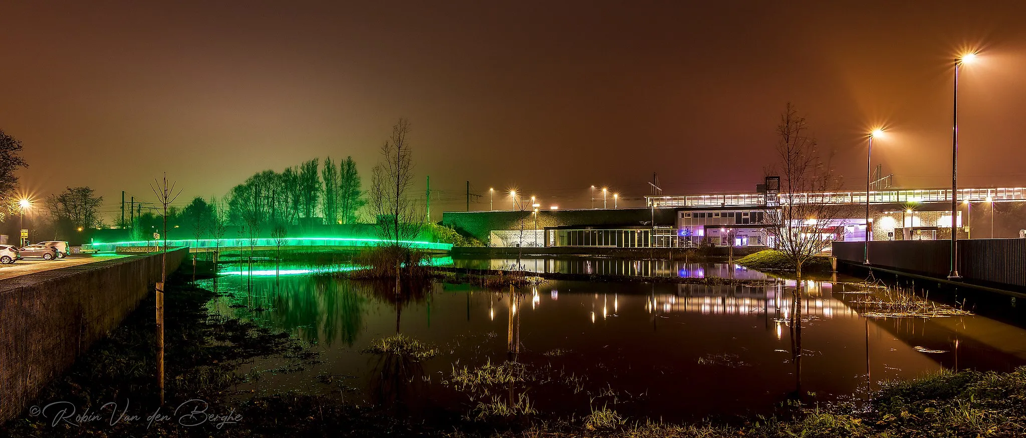 Photo showing: Een avondfoto, in de mist, van het Station van Liedekerke.