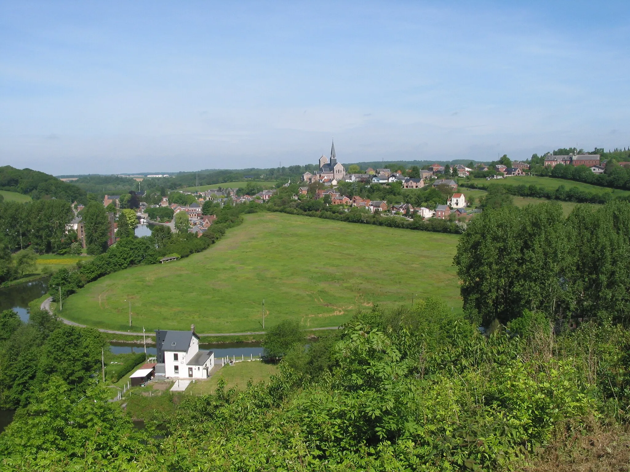 Photo showing: Lobbes (Belgium), the Sambre river, the old town and the Saint Ursmar Collegiate church (IXth century).
