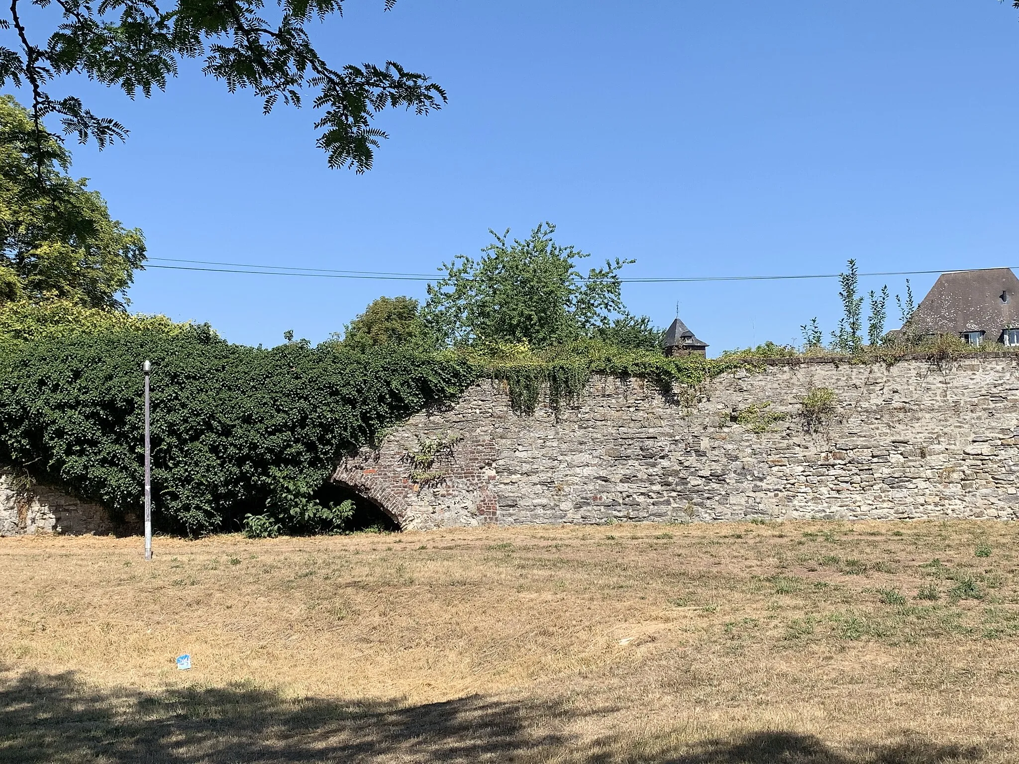 Photo showing: Porte d'eau dans la courtine sud (le long de l'Escaut) du château de Condé.