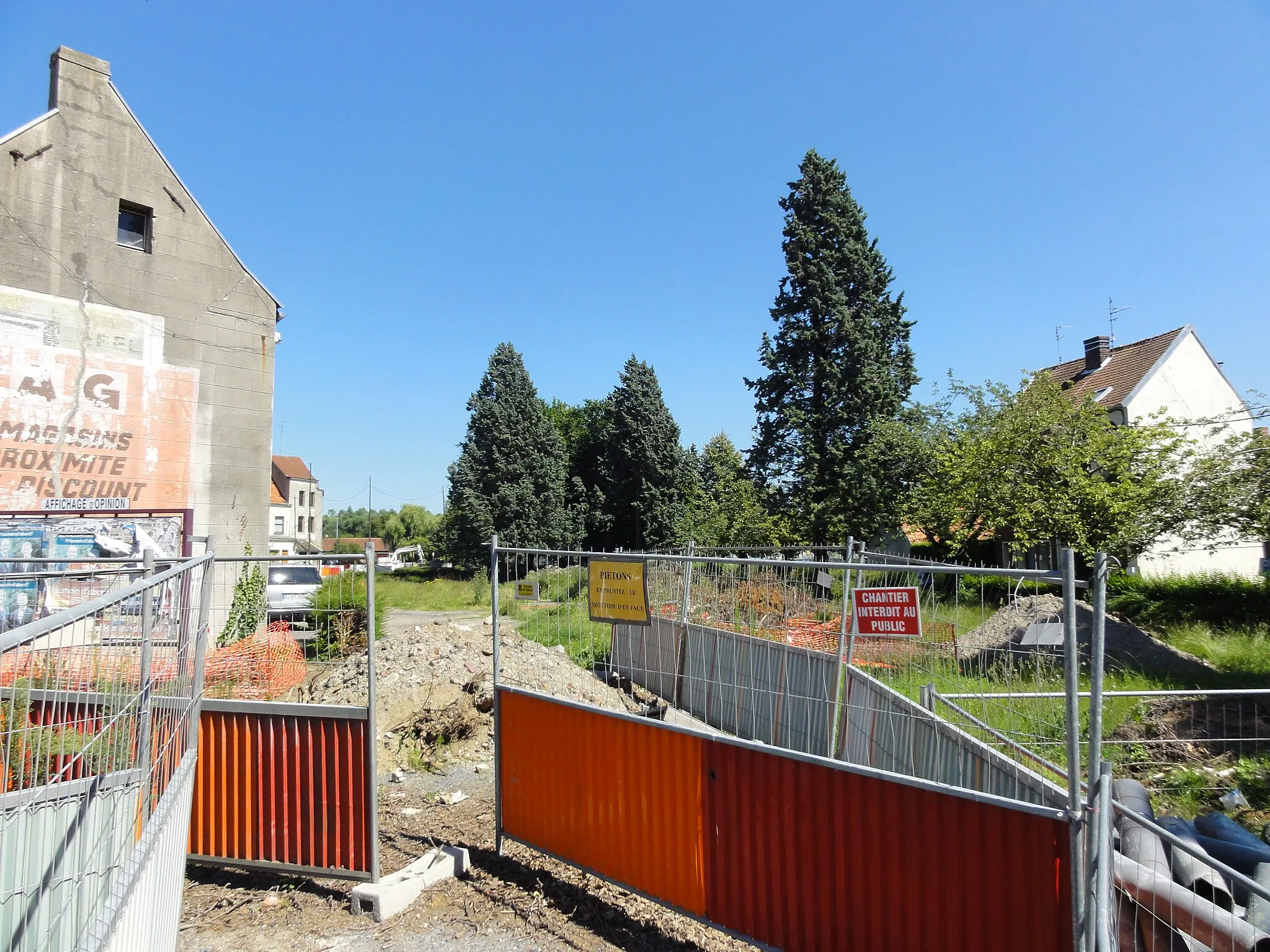 Photo showing: État des travaux au 23 juillet 2012 sur la branche de Vieux-Condé de la ligne B du tramway de Valenciennes, dans les communes de Valenciennes, Anzin, Bruay-sur-l'Escaut, Escautpont, Fresnes-sur-Escaut, Condé-sur-l'Escaut et Vieux-Condé.