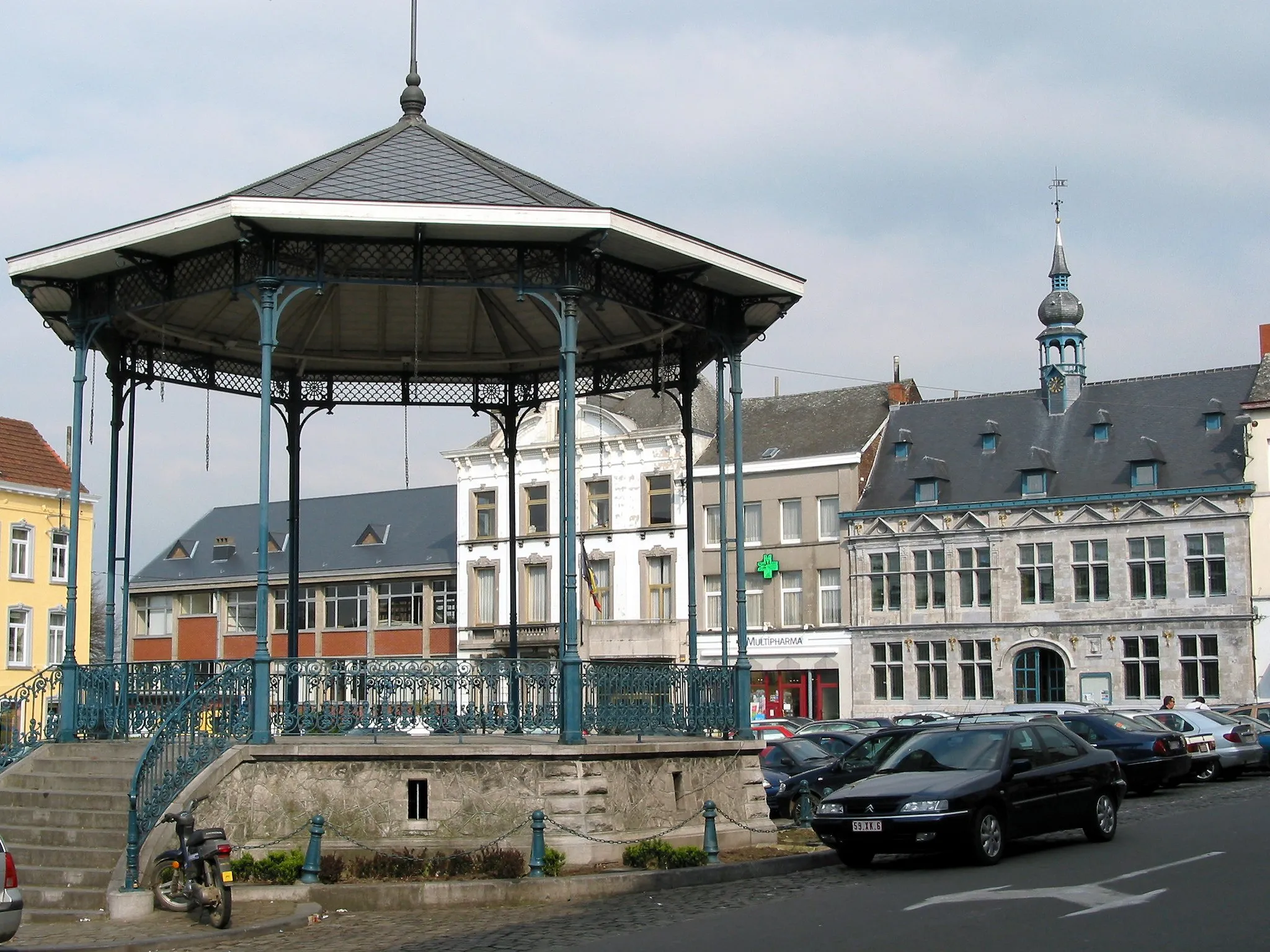 Photo showing: Braine-le-Comte (Belgium),  the bandstand and the town hall.
