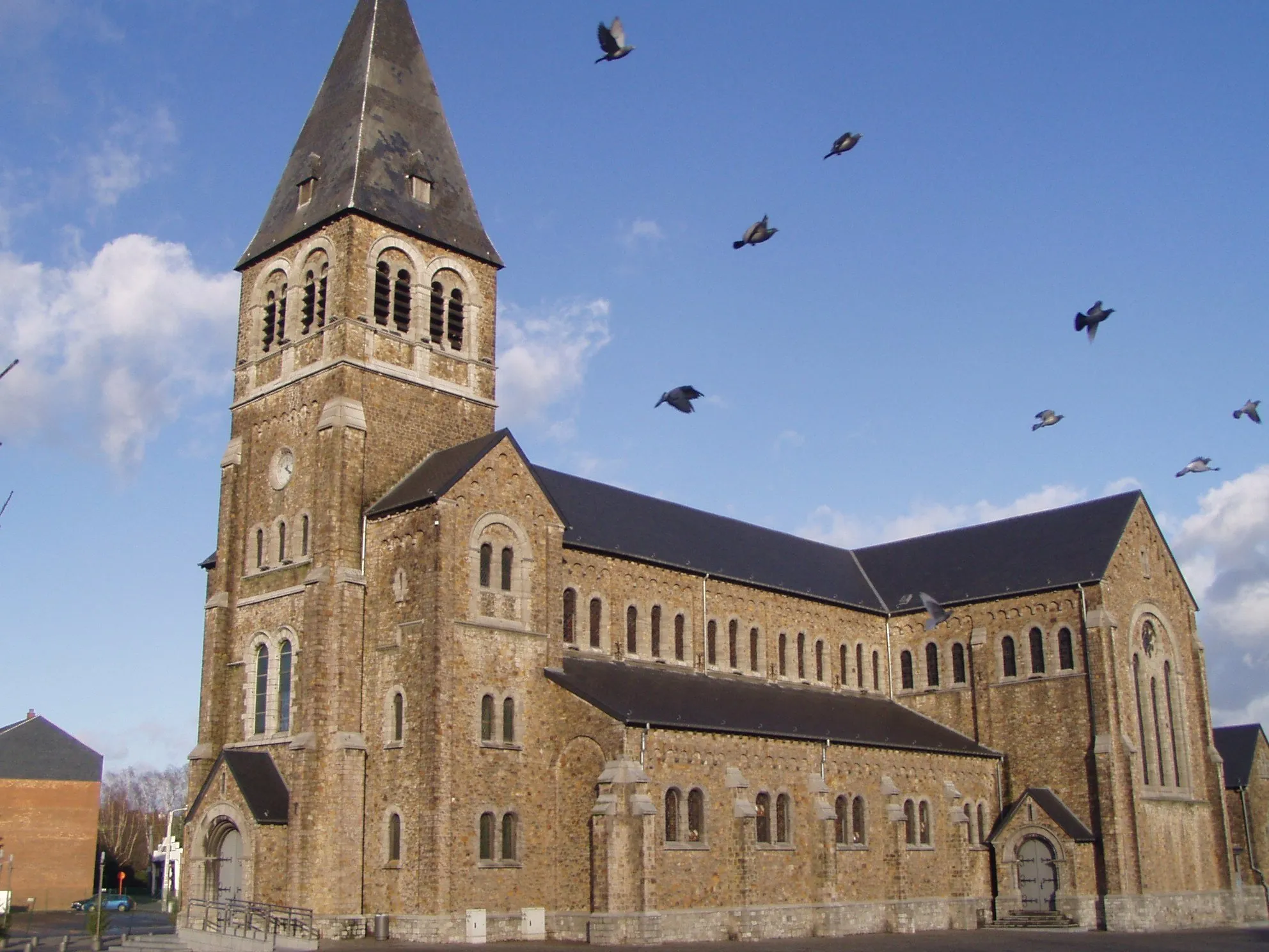 Photo showing: Church St Victor (1911) on the "Place Communale" is the main church at the center of Auvelais (Sambreville)