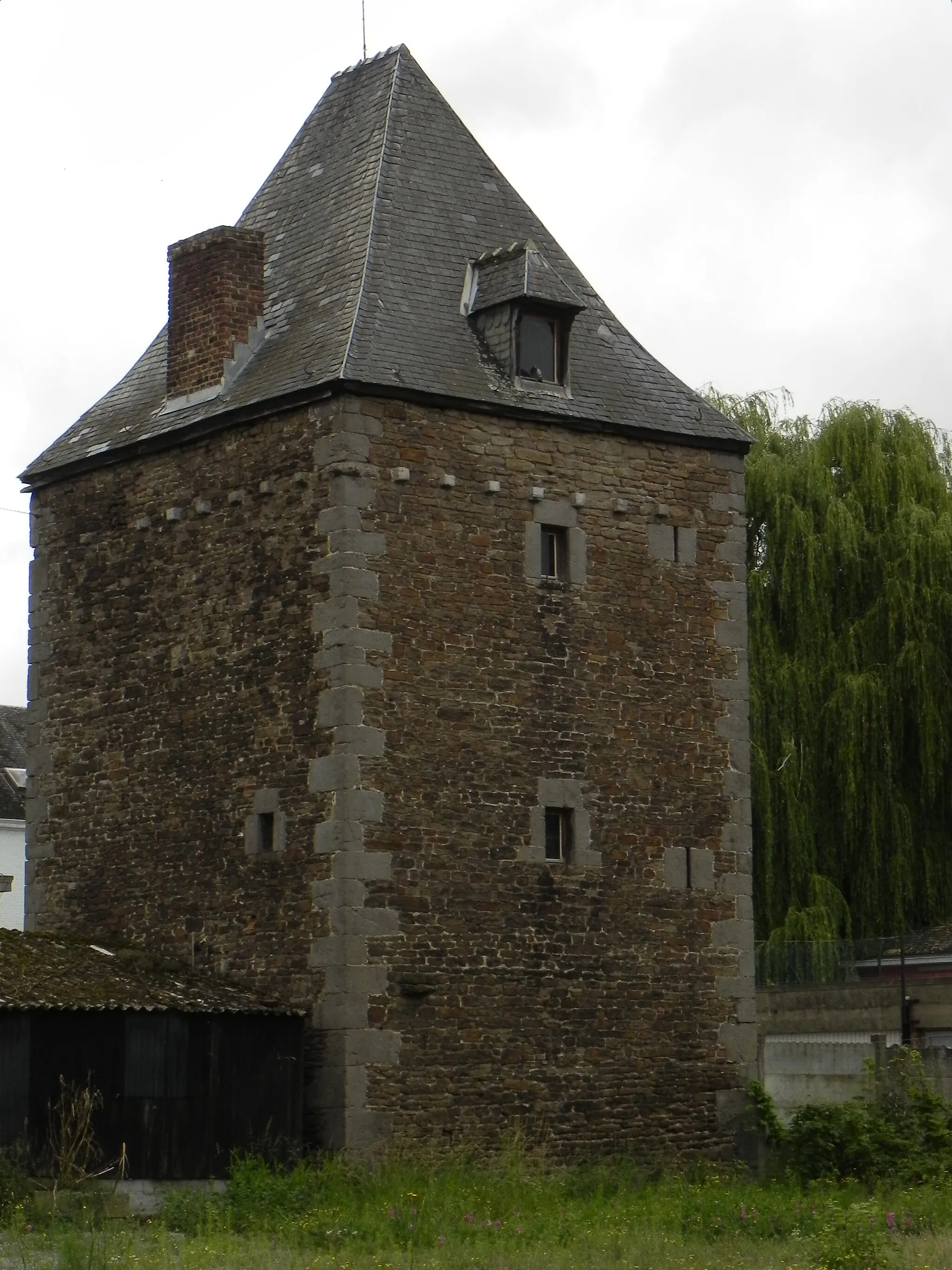 Photo showing: La Vieille tour, sise rue Saint Martin n°18 à Tamines.
Accès par la rue Sous la Ville.
