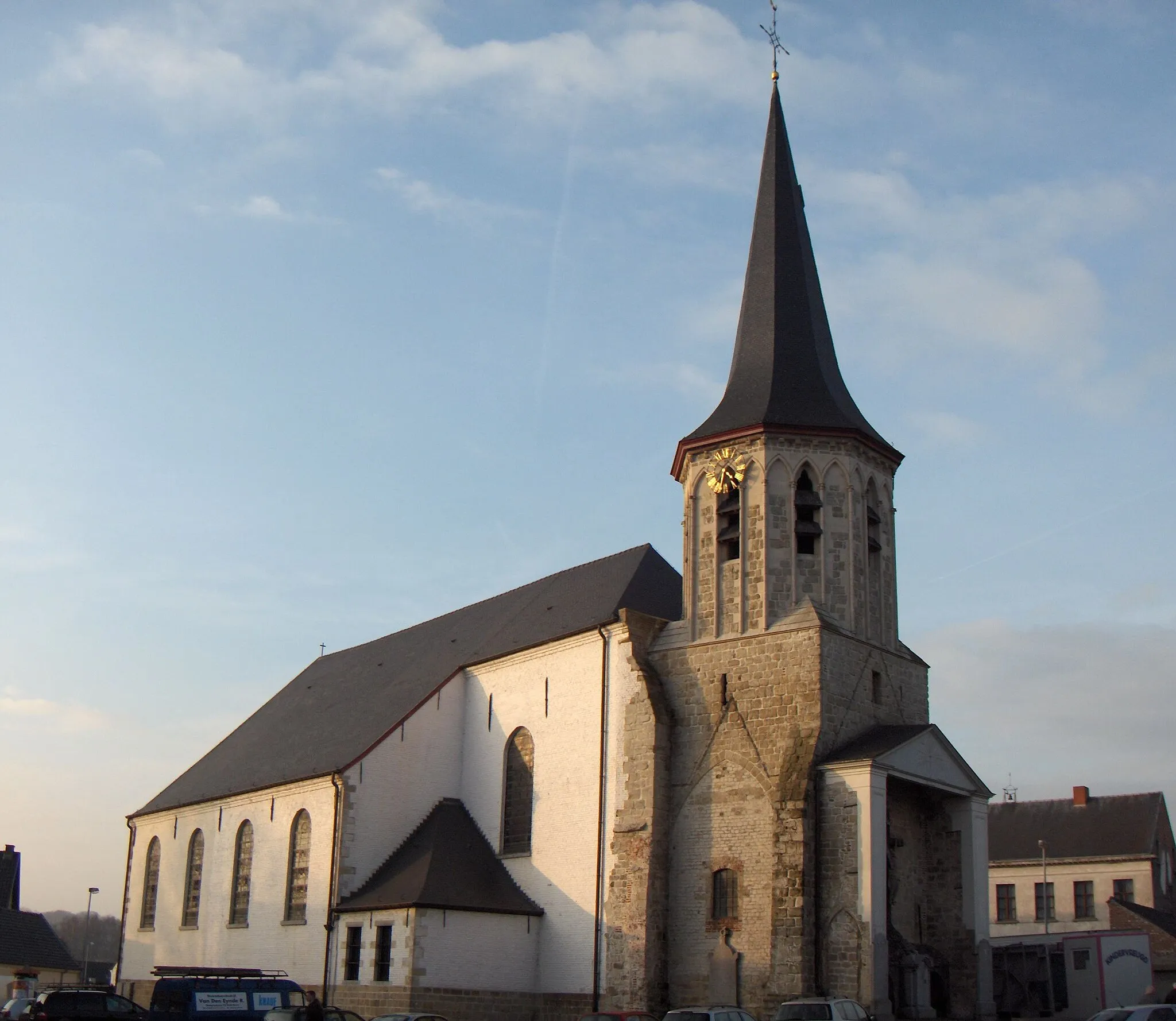 Photo showing: Aaigem (Ortsteil der Gemeinde Erpe-Mere), Belgien, Prov. Ostflandern. Nikolaikirche (Sint-Niklaas- en Sint Leonarduskerk); gotischer Turm (ehemaliger Westturm), Schiff aus dem 18. Jh.