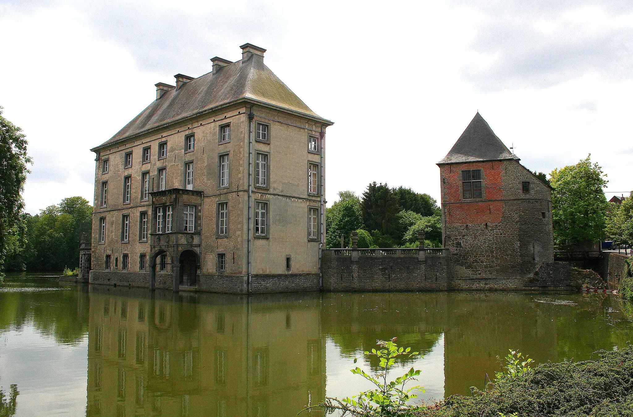 Photo showing: Feluy (Belgium),  the moats, the residential main building and the fortified wing (XIV/XVIIIth centuries).