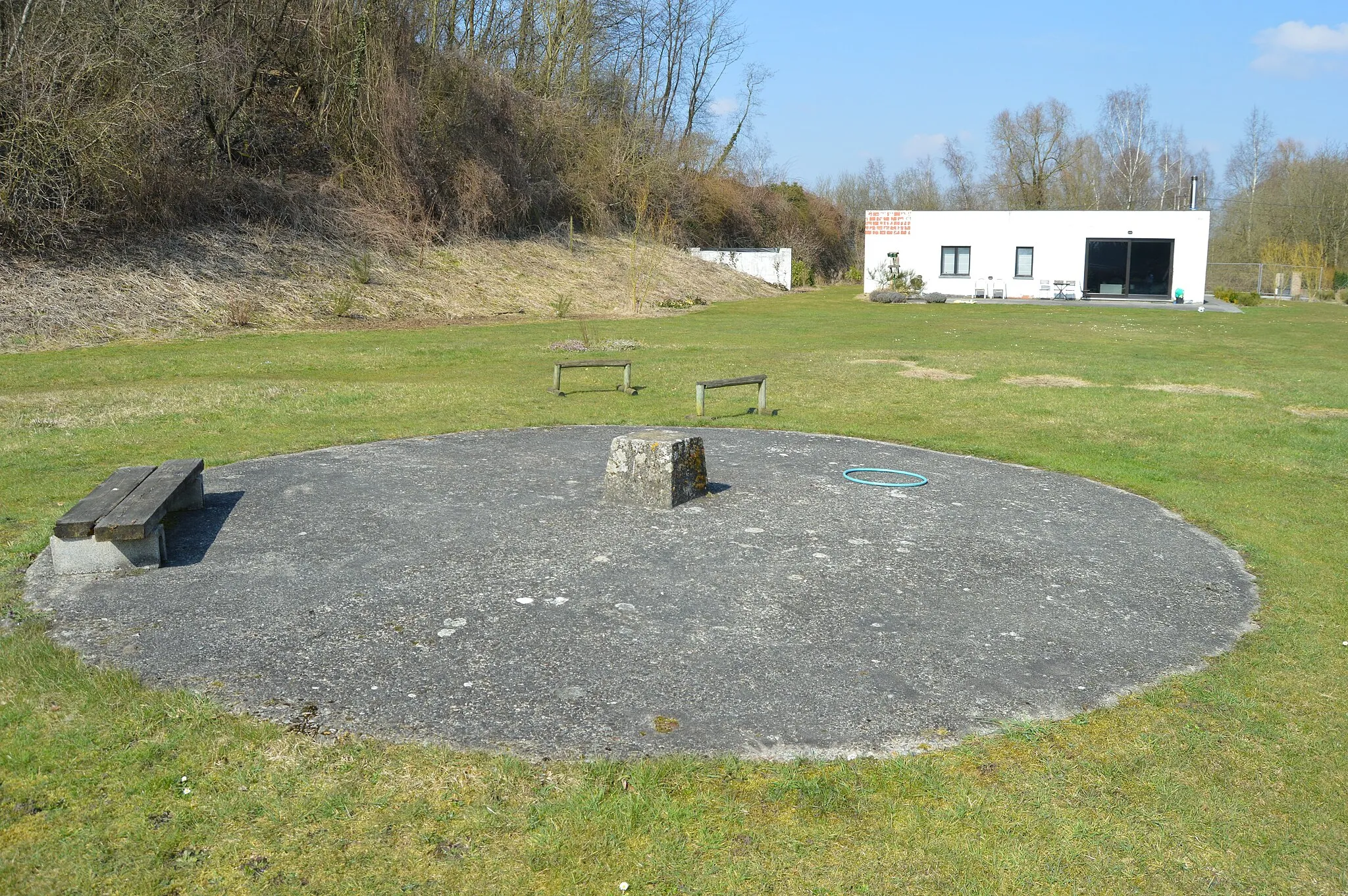 Photo showing: Ancient Sainte-Barbe pit 3 of the coal mine in Bernissart, Belgium, where were found the remains of a herd of iguanodons in 1878