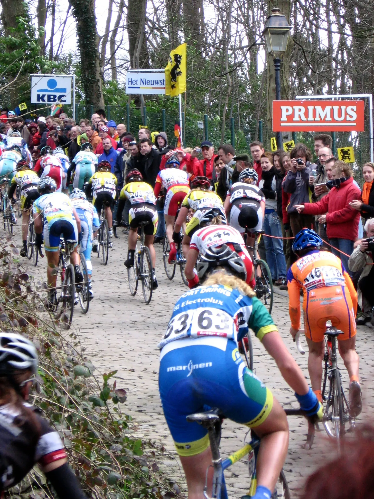 Photo showing: The Muur van Geraardsbergen (wall of Geraardsbergen).  Picture taken during the 3rd edition of the Ronde van Vlaanderen (Tour of Flanders) for women.  Picture taken on April 2, 2006 by Lander Vandergucht.